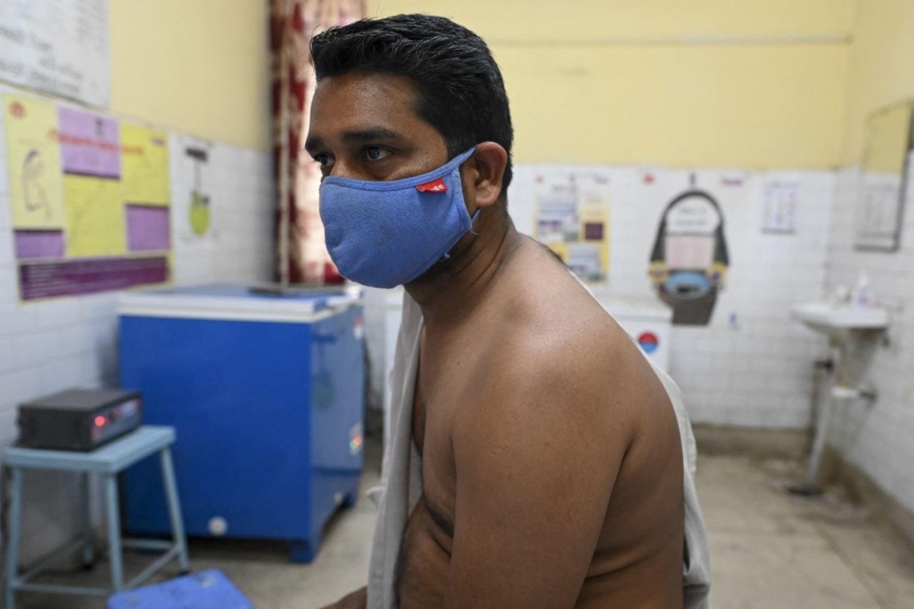 Un hombre espera recibir la vacuna contra el coronavirus Covaxin covid-19 en un centro de salud en Nueva Delhi. Foto: AFP