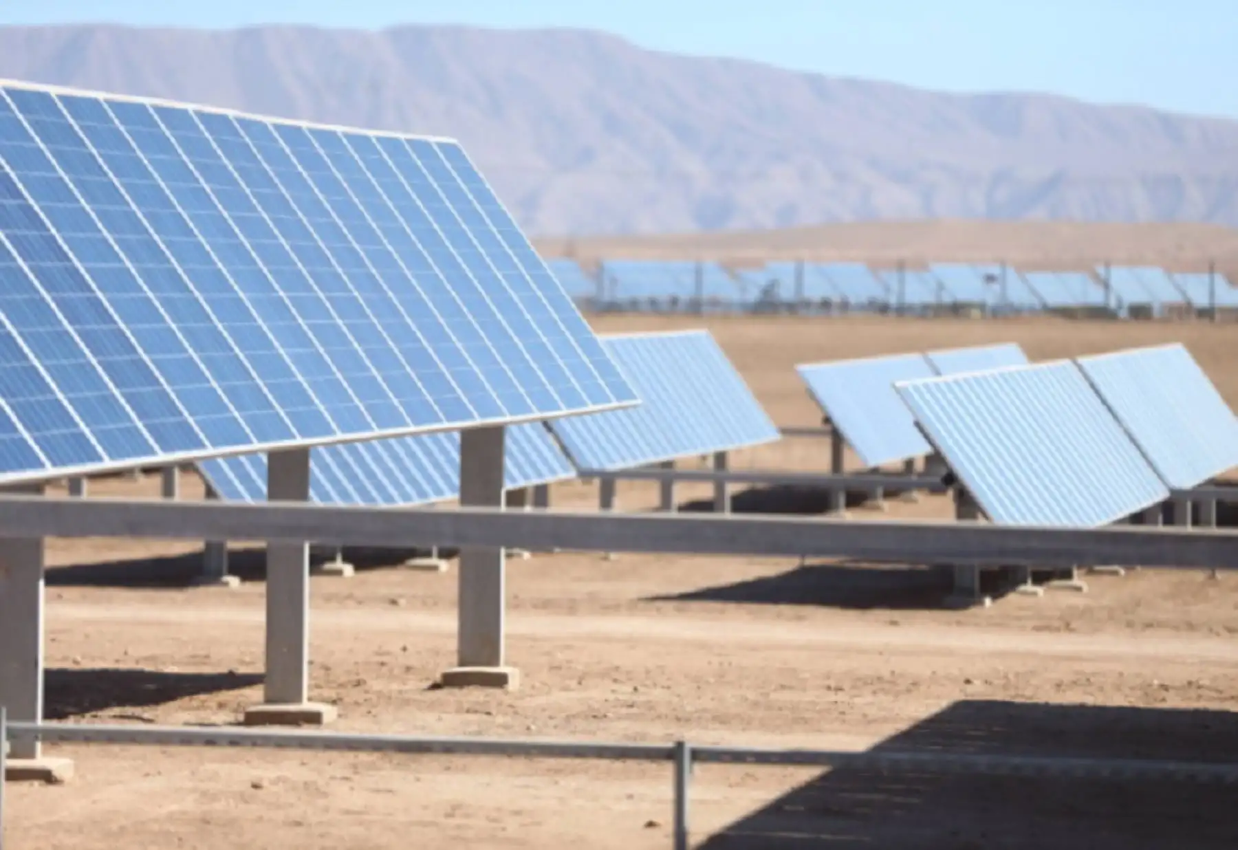Generación de energía eléctrica a partir de los rayos solares. ANDINA/Difusión