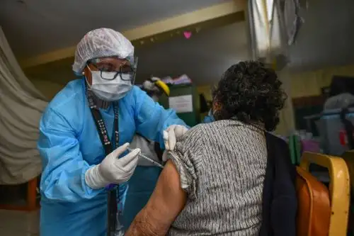 Los beneficiarios de Pensión 65 y adultos mayores de 80 años que recibieron la primera dosis de la vacuna entre el 18 y 21 de marzo serán inoculados desde mañana jueves hasta el 12 de abril para completar su esquema de vacunación. Foto: ANDINA/Difusión