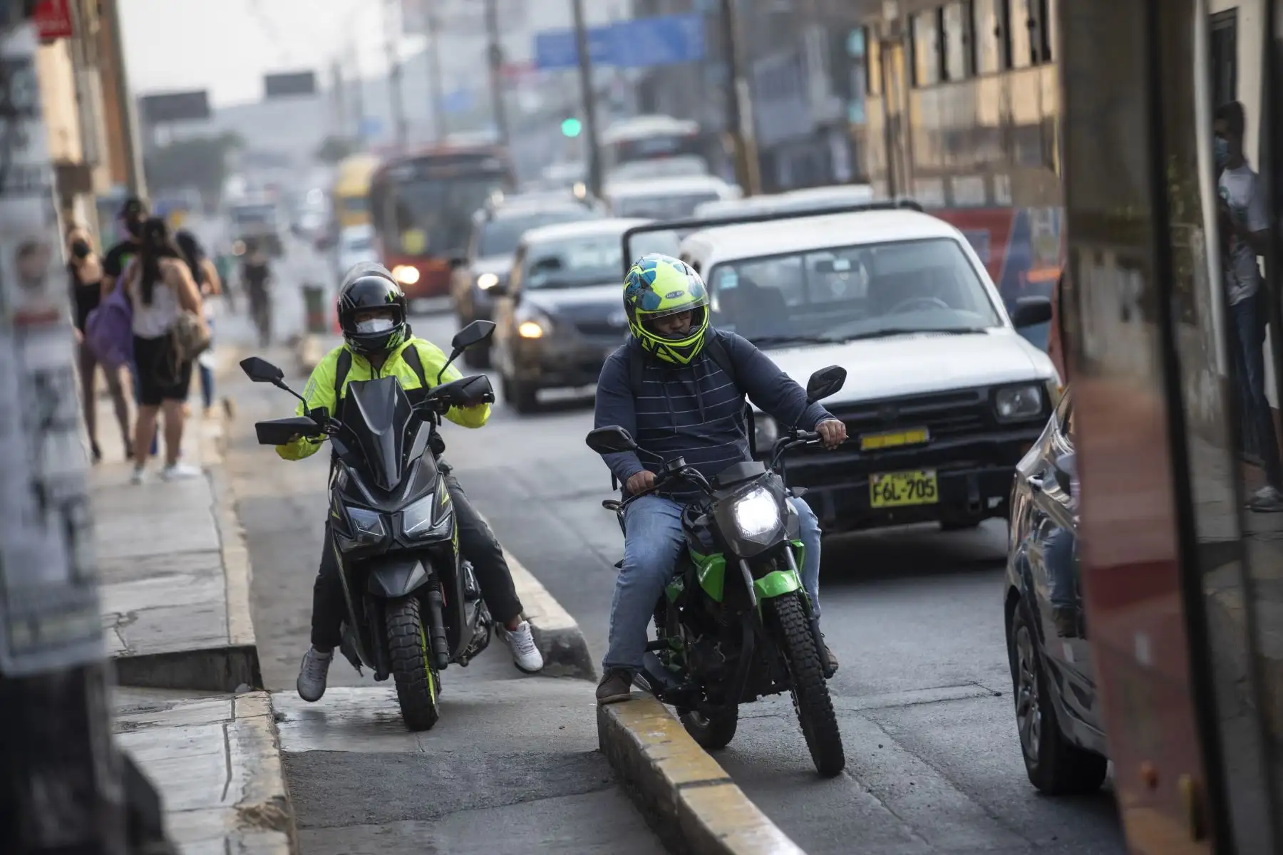 La Municipalidad de Lima y la Policía Nacional del Perú realizan operativo de invasión de ciclovías en la avenida universitaria. Foto: MML