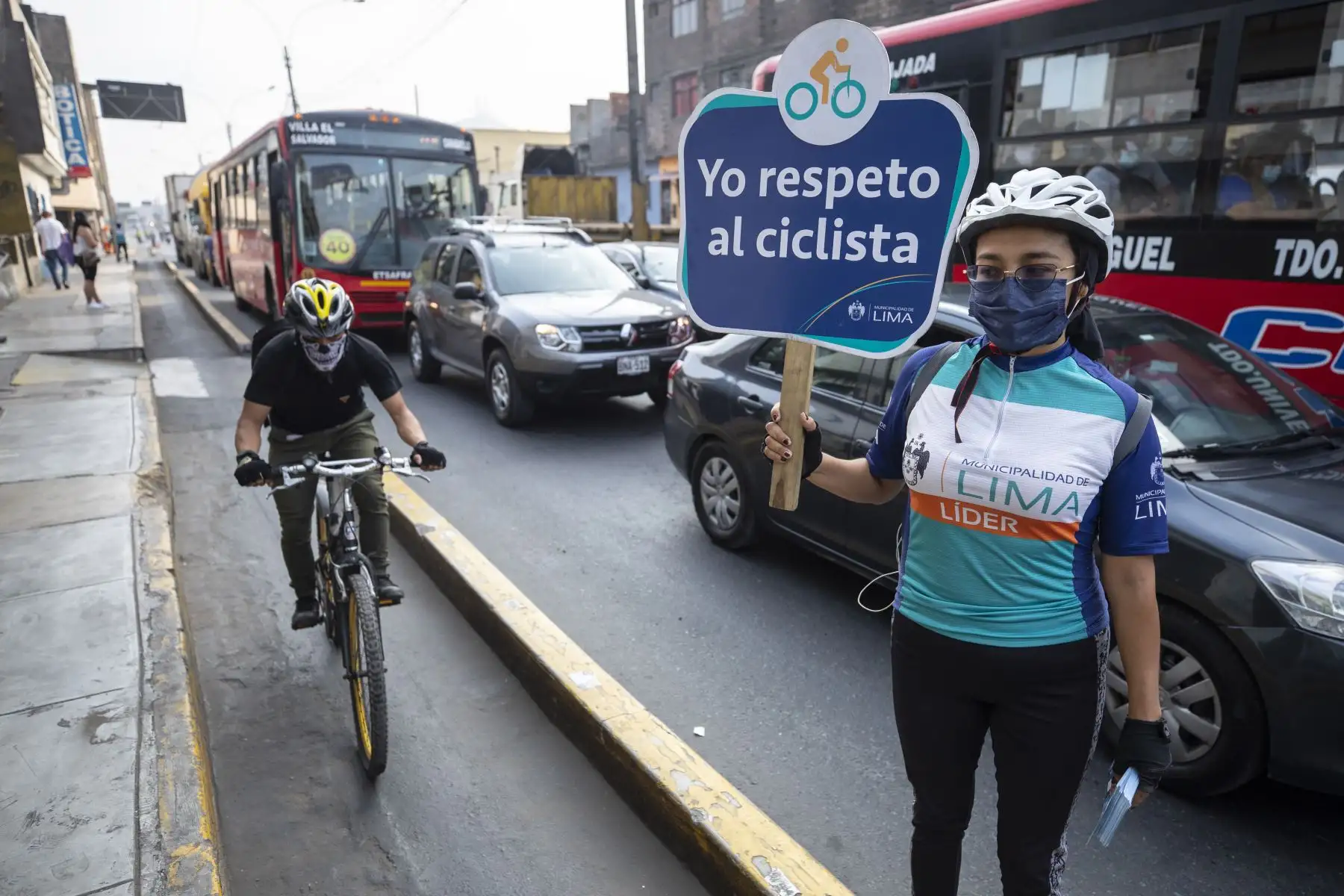 La Municipalidad de Lima y la Policía Nacional del Perú realizan operativo de invasión de ciclovías en la avenida universitaria. Foto: MML