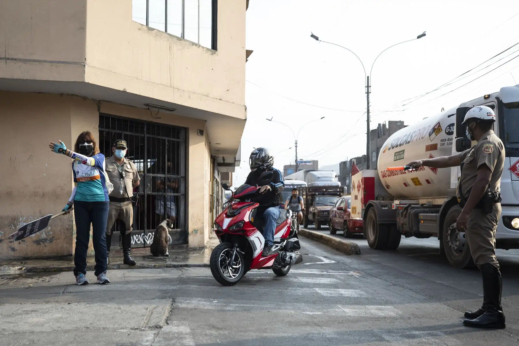 La Municipalidad de Lima y la Policía Nacional del Perú realizan operativo de invasión de ciclovías en la avenida universitaria. Foto: MML