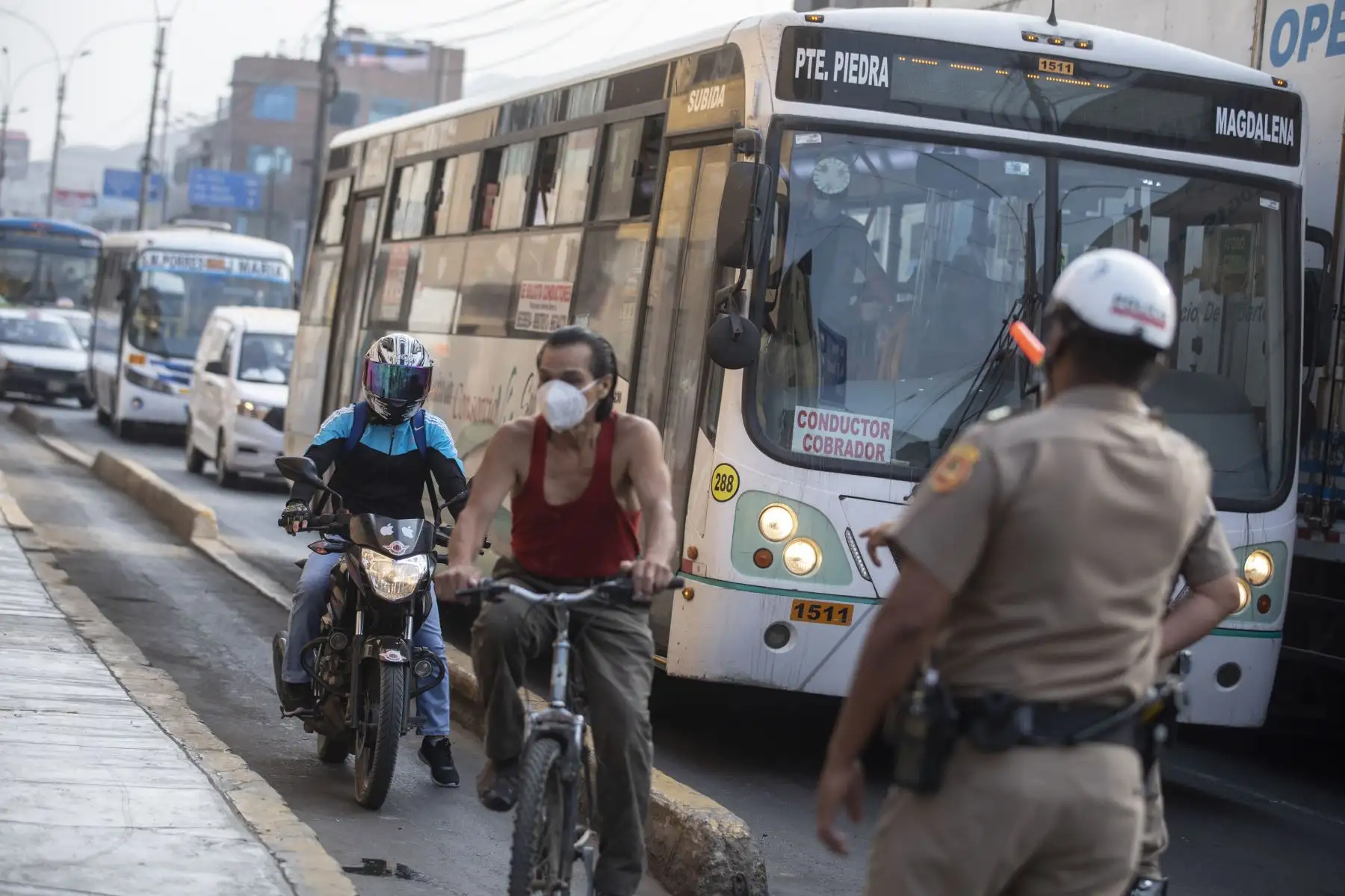 La Municipalidad de Lima y la Policía Nacional del Perú realizan operativo de invasión de ciclovías en la avenida universitaria. Foto: MML