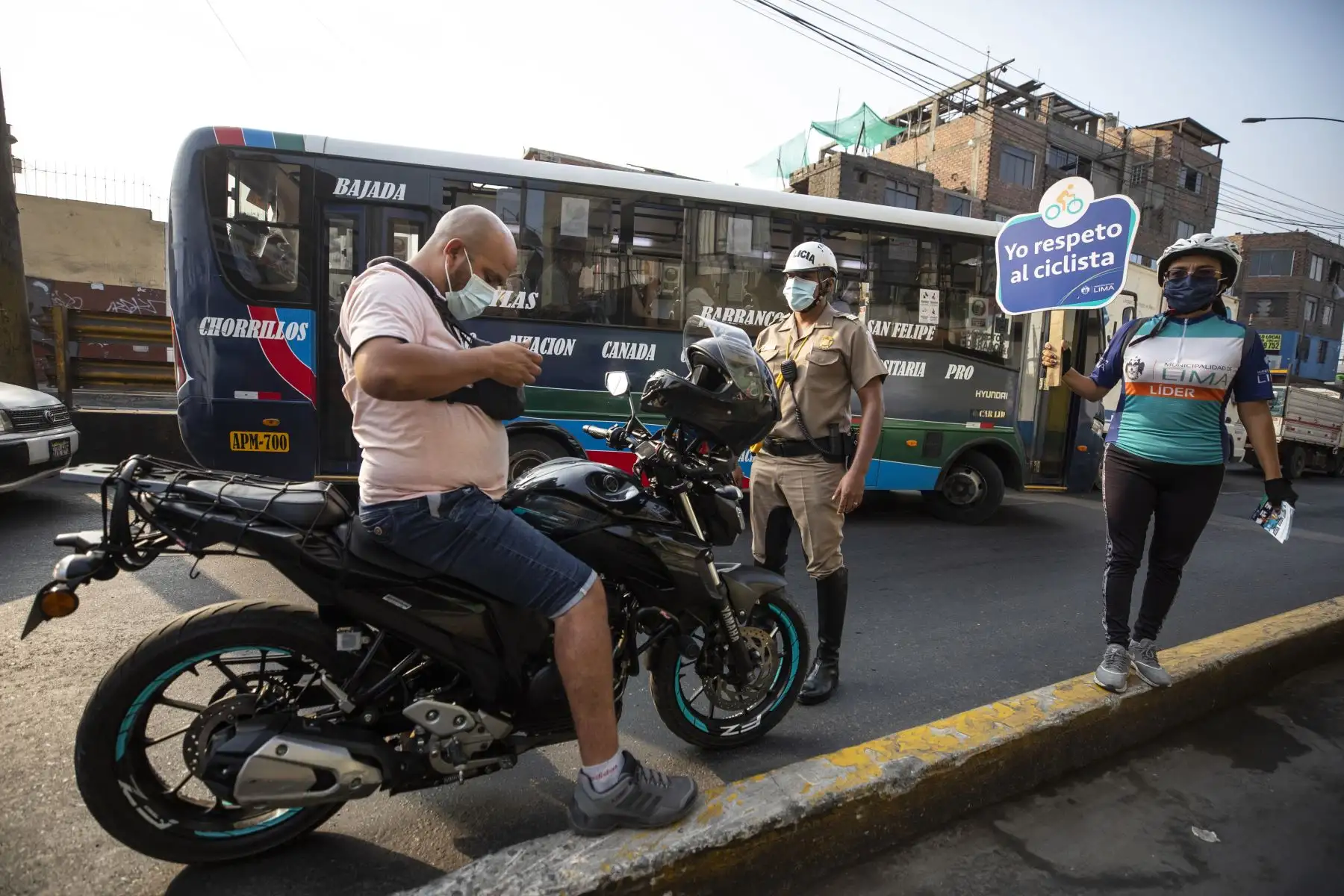 La Municipalidad de Lima y la Policía Nacional del Perú realizan operativo de invasión de ciclovías en la avenida universitaria. Foto: MML