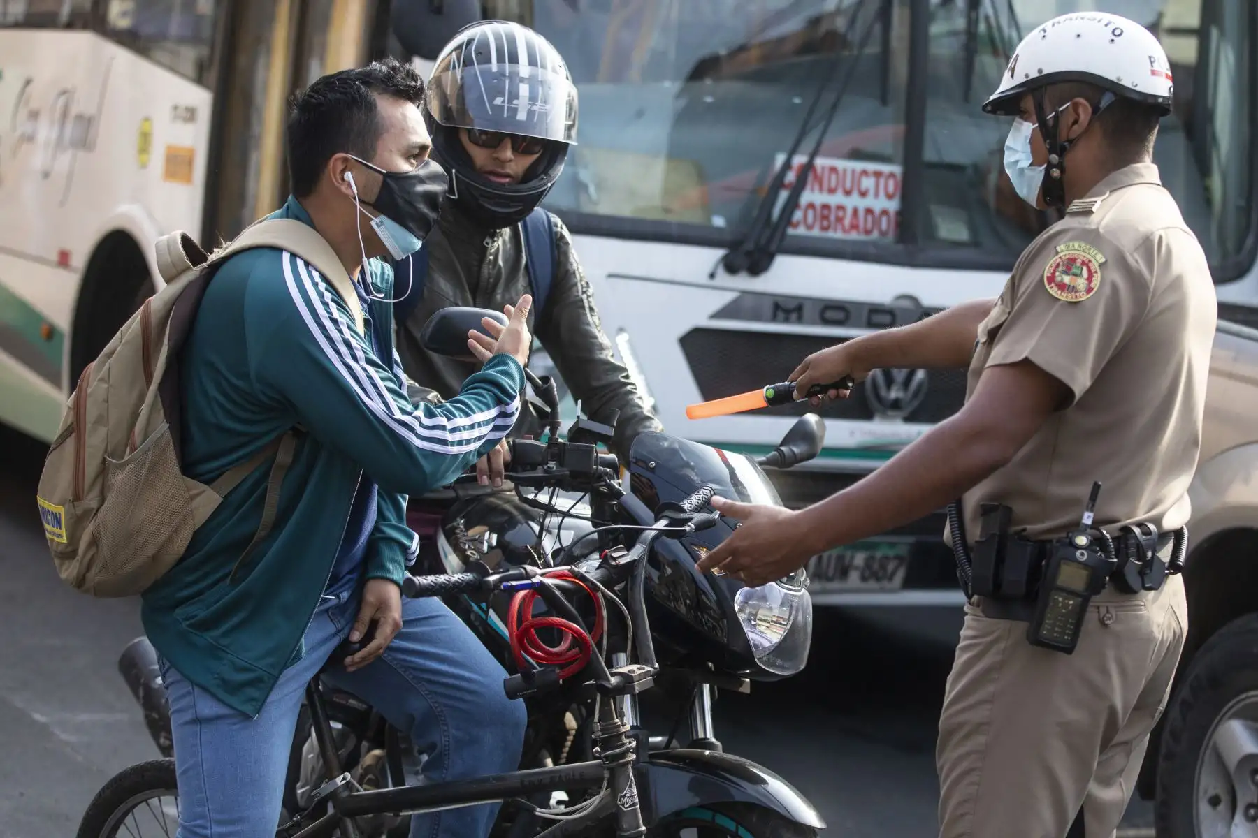 La Municipalidad de Lima y la Policía Nacional del Perú realizan operativo de invasión de ciclovías en la avenida universitaria. Foto: MML