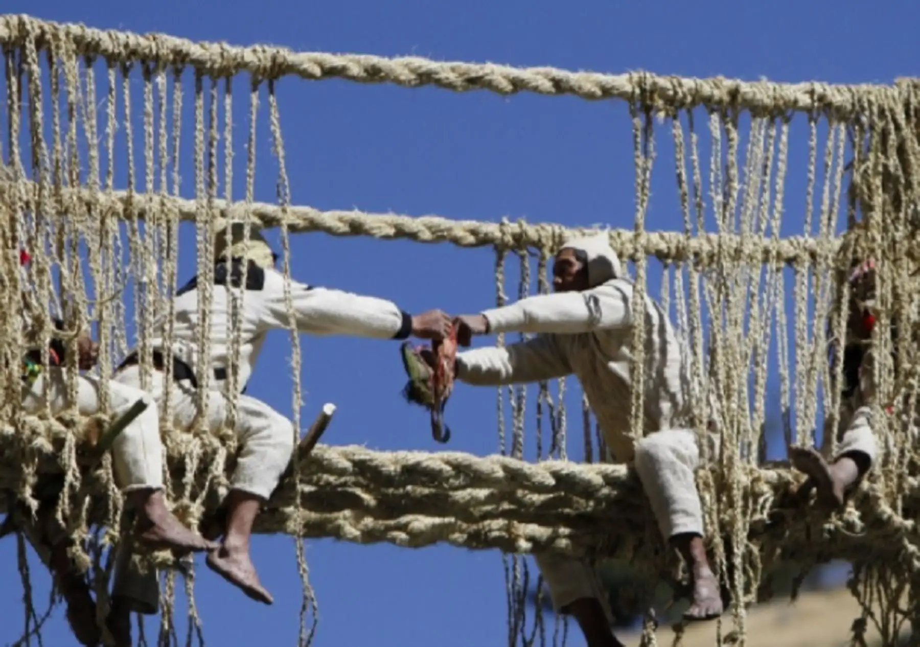 Pobladores de cuatro comunidades del distrito de Quehue, en la provincia cusqueña de Canas, reconstruirán el puente inca de Q´eswachaka desde el próximo 15 de abril bajo medidas de bioseguridad ante el Covid-19, confirmó la municipalidad de Quehue.
