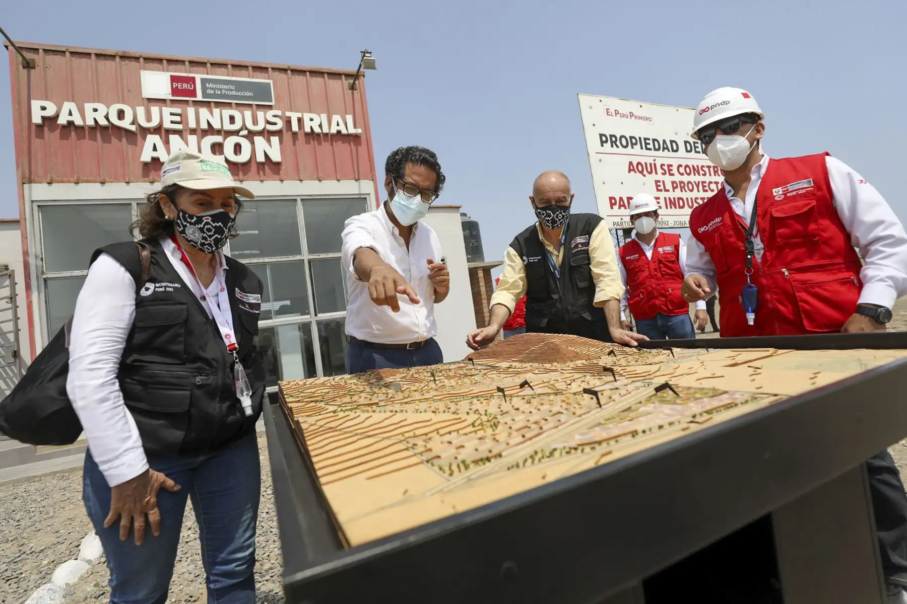 El ministro de la Producción, José Luis Chicoma, junto a los titulares de Ambiente, Gabriel Quijandría, y de Vivienda, Solangel Fernández; inspeccionaron el terreno de la futura “Ciudad Bicentenario” a fin de constatar los avances en la planificación y ejecución de los proyectos a desarrollarse. Foto: ANDINA/Produce