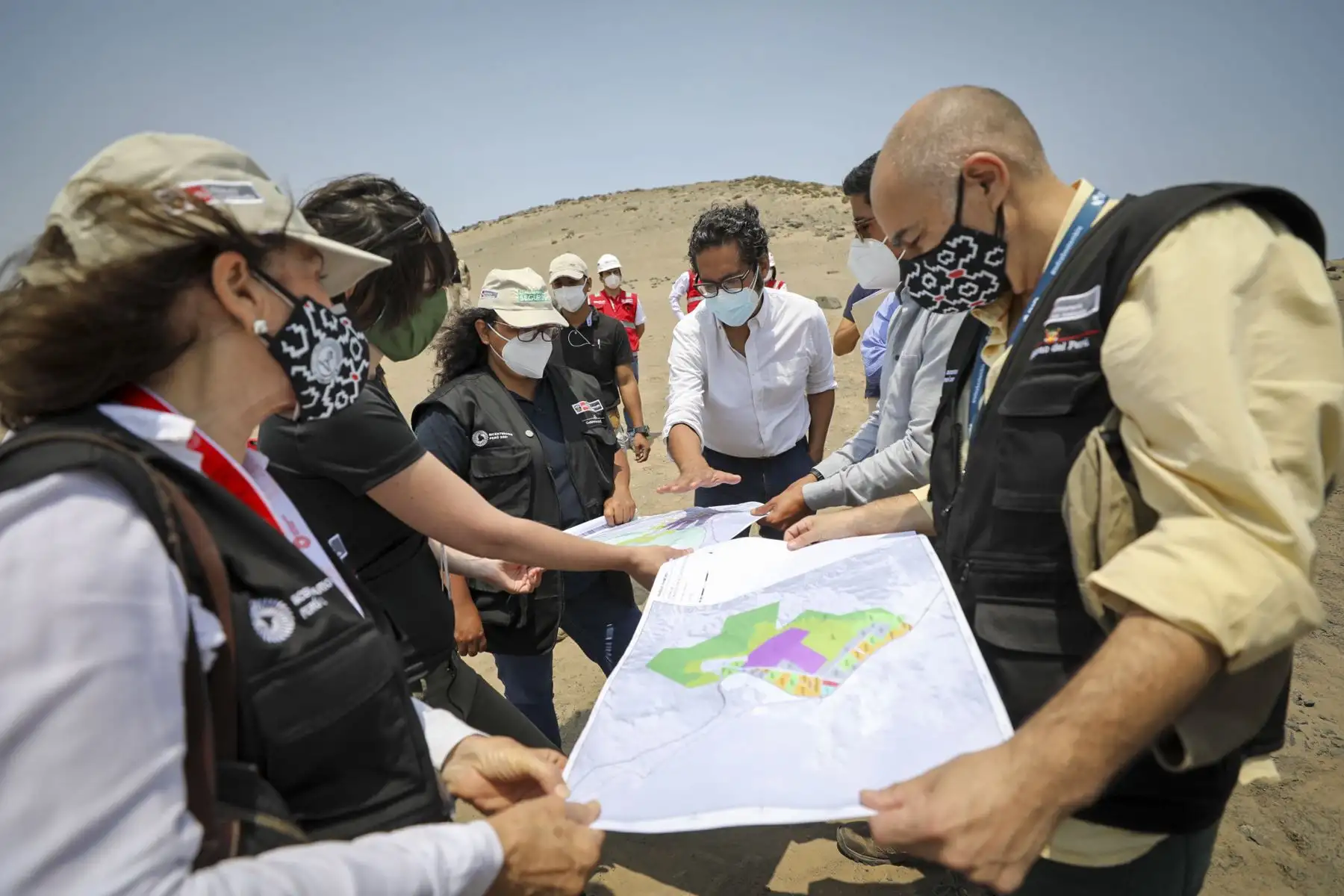 El ministro de la Producción, José Luis Chicoma, junto a los titulares de Ambiente, Gabriel Quijandría, y de Vivienda, Solangel Fernández; inspeccionaron el terreno de la futura “Ciudad Bicentenario” a fin de constatar los avances en la planificación y ejecución de los proyectos a desarrollarse. Foto: ANDINA/Produce