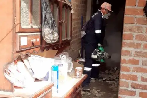 Las autoridades pidieron que los pobladores tapen o sellen bien los recipientes o depósitos de agua. Foto: Difusión