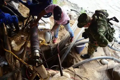 Los socorristas llevarán a la zona motobombas para sacar agua de la mina que al parecer se inundó porque está ubicada muy cerca del río Cauca. Foto: Efe.