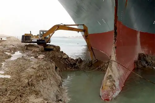"Habrá que excavar donde el barco está atascado, para que pueda moverse de nuevo. Y eso, claramente, es un gran trabajo", consideró Natzkoff. Foto: AFP.