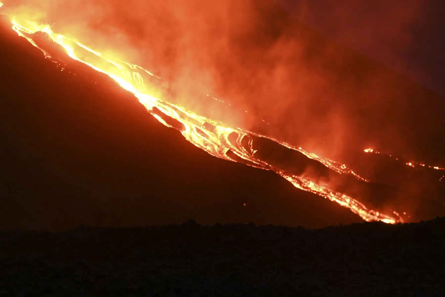 Flujos de lava del volcán Pacaya de Guatemala visto desde la finca La Breña, en San Vicente Pacaya, a unos 60 kilómetros al sur de la ciudad de Guatemala. Foto: AFP