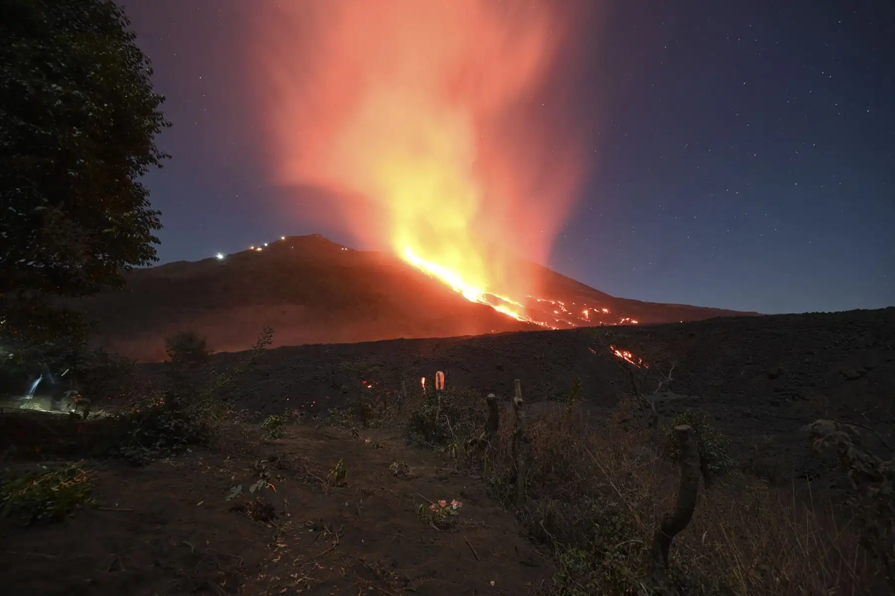El volcán de Pacaya 
mantiene "niveles altos" de actividad eruptiva con fuertes explosiones, columnas de ceniza y extensos ríos de lava que han daños cultivos de café y aguacate. Foto: AFP