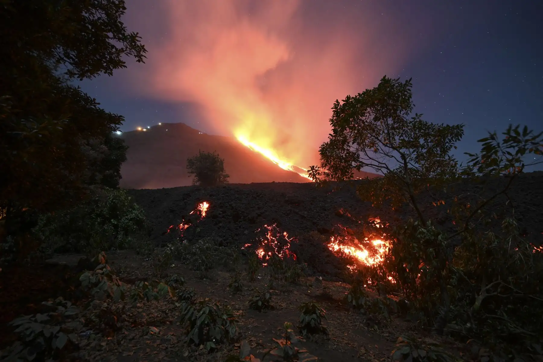 El volcán Pacaya expulsa ceniza a más de 500m del cráter que se dispersa unos 5km hacia el suroeste, en Guatemala. Foto: AFP