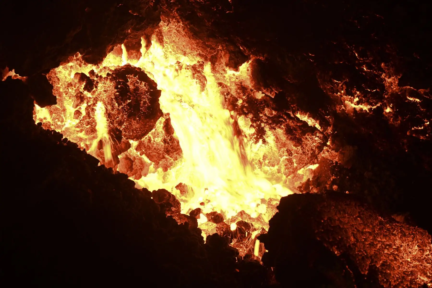 Flujos de lava del volcán Pacaya visto desde la finca La Breña en San Vicente Pacaya, a unos 60 kilómetros al sur de la ciudad de Guatemala. Foto: AFP