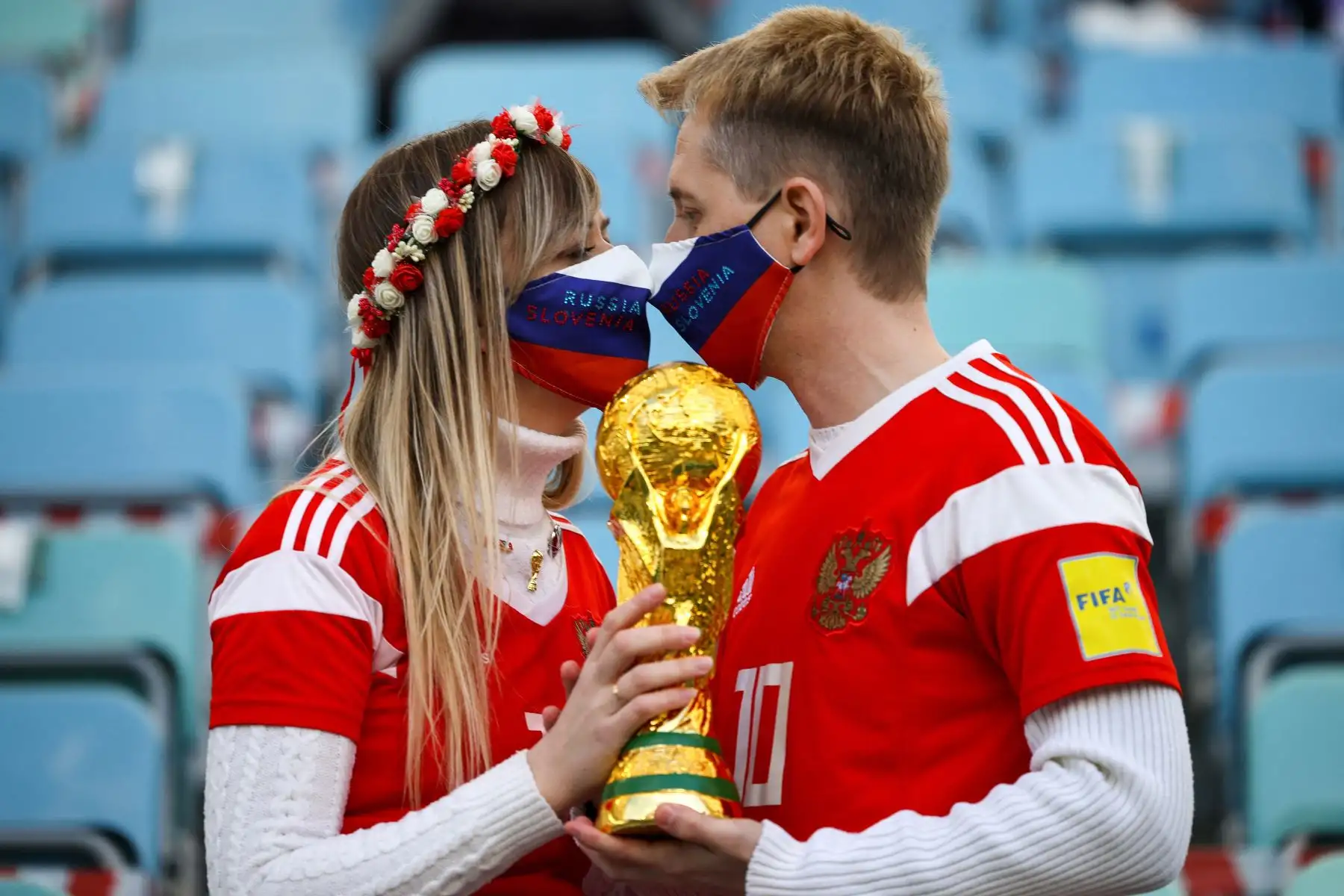 Los fanáticos son vistos en las gradas antes del partido de fútbol de clasificación para la Copa Mundial de la FIFA Qatar 2022 Rusia v Eslovenia en el estadio Fisht en Sochi.
Foto: AFP