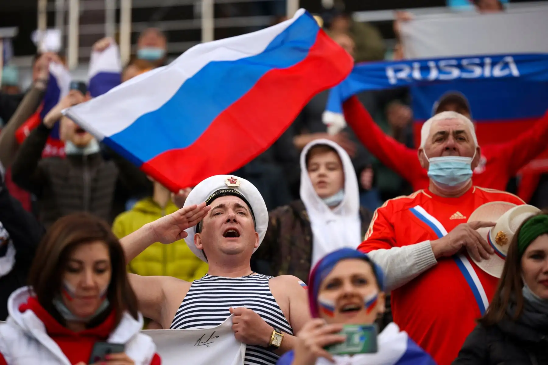 Los fanáticos son vistos en las gradas antes del partido de fútbol de clasificación para la Copa Mundial de la FIFA Qatar 2022 Rusia v Eslovenia en el estadio Fisht en Sochi.
Foto:AFP