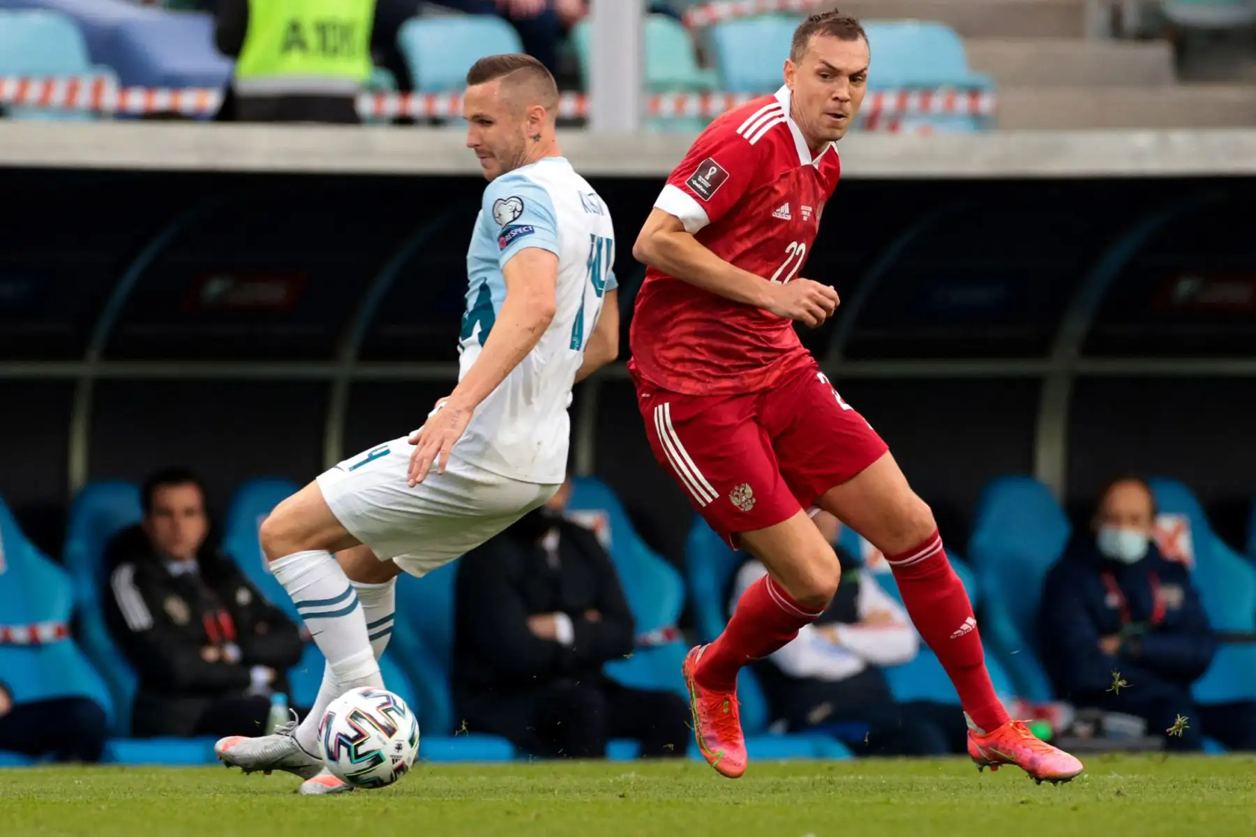 El mediocampista esloveno Jasmin Kurtic y el delantero ruso Artem Dzyuba compiten por el balón durante el partido de fútbol de clasificación de la Copa Mundial de la FIFA Qatar 2022 Rusia contra Eslovenia en el Fisht Stadium de Sochi.
Foto: AFP