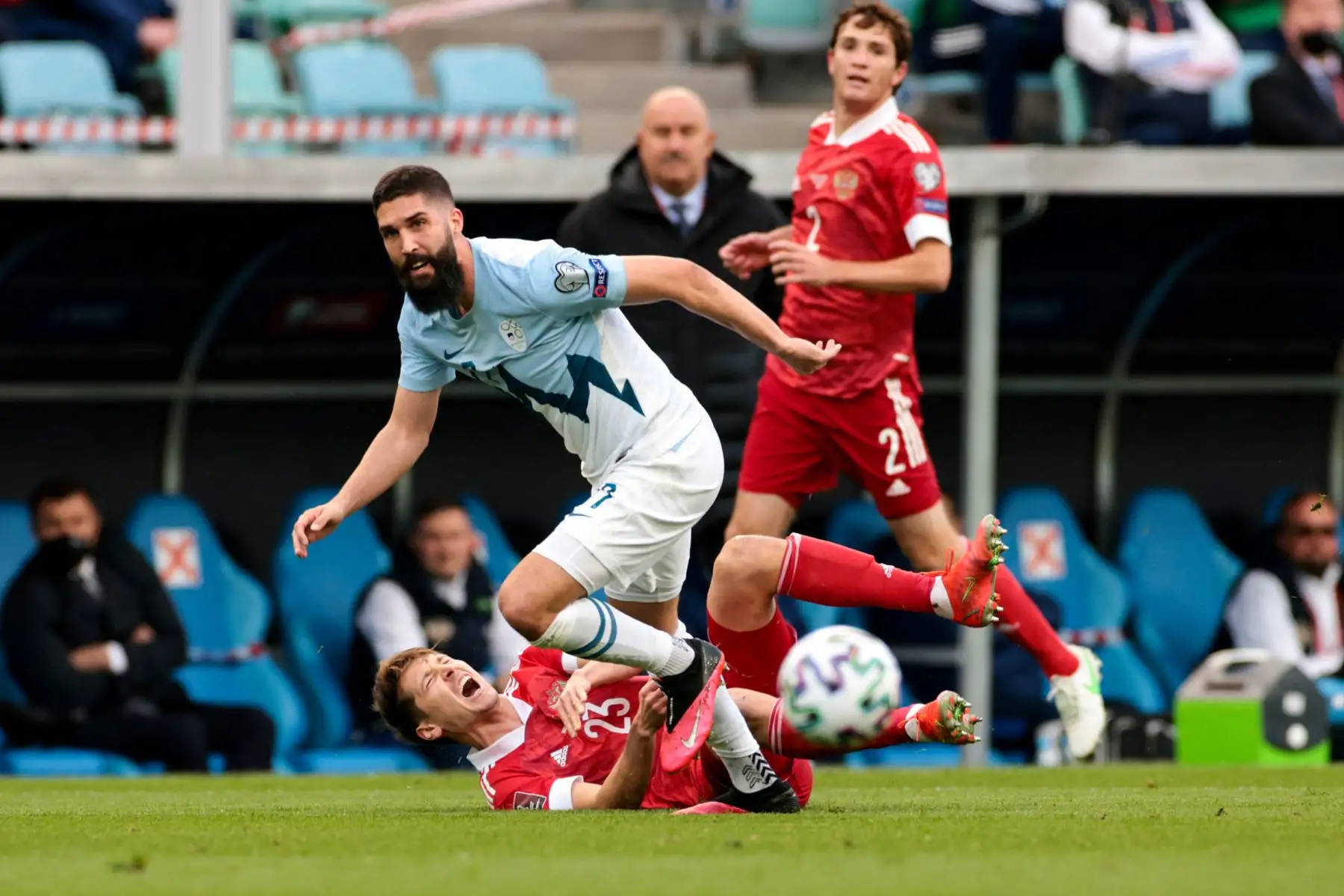 El defensa esloveno Miha Mevlja comete una falta al mediocampista ruso Daler Kuzyaev durante el partido de fútbol de clasificación de la Copa Mundial de la FIFA Qatar 2022 Rusia contra Eslovenia en el Fisht Stadium de Sochi.
Foto: AFP