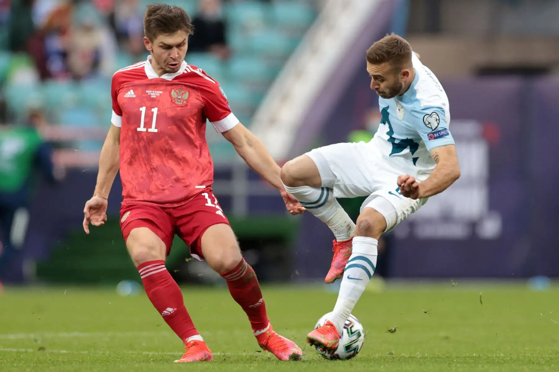 El mediocampista ruso Rifat Zhemaletdinov y el mediocampista esloveno Sandi Lovric disputan el balón durante el partido de clasificación para la Copa Mundial de la FIFA Qatar 2022 Rusia-Eslovenia en el Fisht Stadium de Sochi.
Foto: AFP