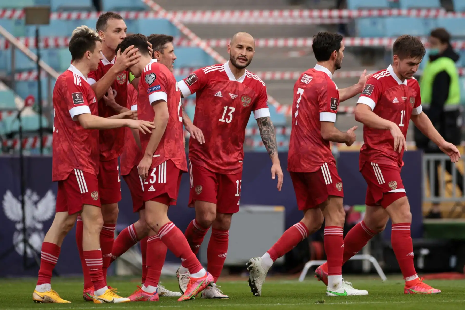 El delantero ruso Artem Dzyuba celebra con sus compañeros de equipo tras marcar el primer gol durante el partido de fútbol de clasificación para la Copa Mundial de la FIFA Qatar 2022 Rusia v Eslovenia en el Fisht Stadium de Sochi.
Foto:AFP
