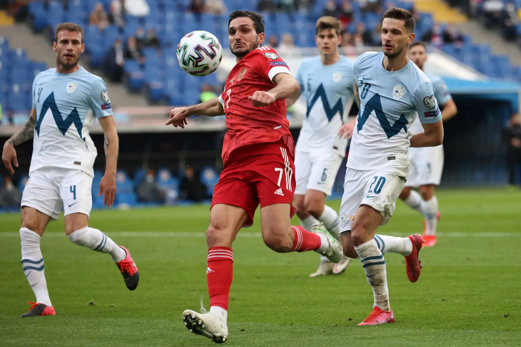El mediocampista ruso Magomed Ozdoev y el defensor esloveno Petar Stojanovic compiten por el balón durante el partido de clasificación Rusia-Eslovenia para la Copa Mundial de la FIFA Qatar 2022 en el Fisht Stadium de Sochi.
Foto: AFP
