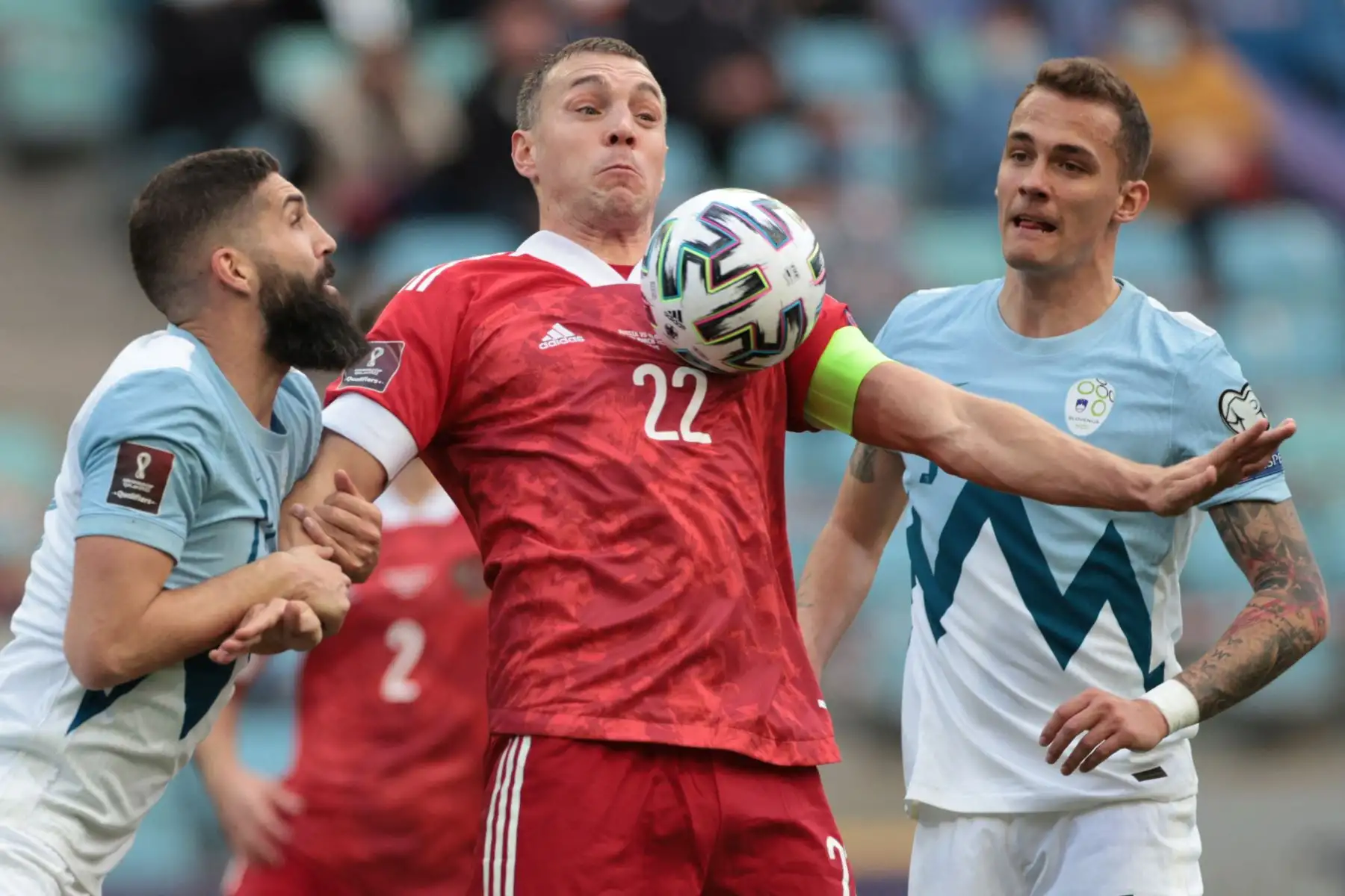 El defensor de Eslovenia Miha Mevlja, el delantero de Rusia Artem Dzyuba y el defensor de Eslovenia Jure Balkovec disputan el balón durante el partido de clasificación de la Copa Mundial de la FIFA Qatar 2022 Rusia contra Eslovenia en el Fisht Stadium de Sochi.
Foto: AFP