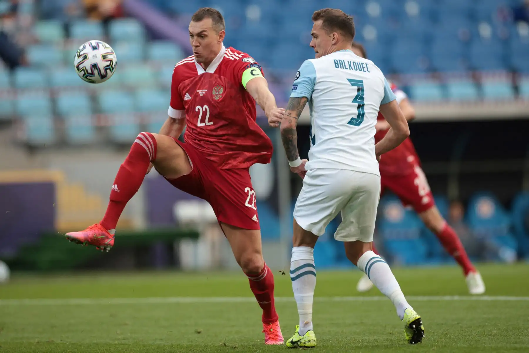El delantero ruso Artem Dzyuba y el defensor esloveno Jure Balkovec compiten por el balón durante el partido de clasificación para la Copa Mundial de la FIFA Qatar 2022 Rusia v Eslovenia en el Fisht Stadium de Sochi.
Foto:AFP