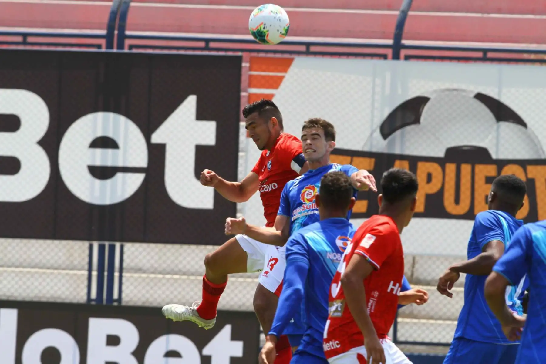 J. Lojas de Cienciano disputa el balón ante de la marca del jugador de Alianza Atlético por la tercera fecha de la Liga 1, en el estadio Iván Elías Moreno.
 Foto: Liga 1