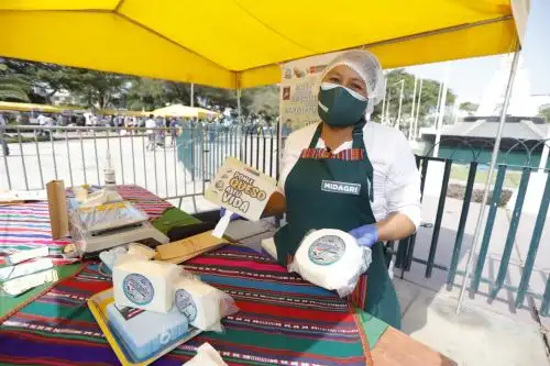 En el marco de la celebración del Día Internacional del Queso, el ministro de Desarrollo Agrario y Riego, Federico Tenorio Calderón, destacó que en el Perú, con esfuerzo, perseverancia y optimismo, 388,450 productores de la pequeña agricultura familiar elaboran más de 50 diferentes variedades de queso a nivel nacional. Foto: ANDINA/difusión.