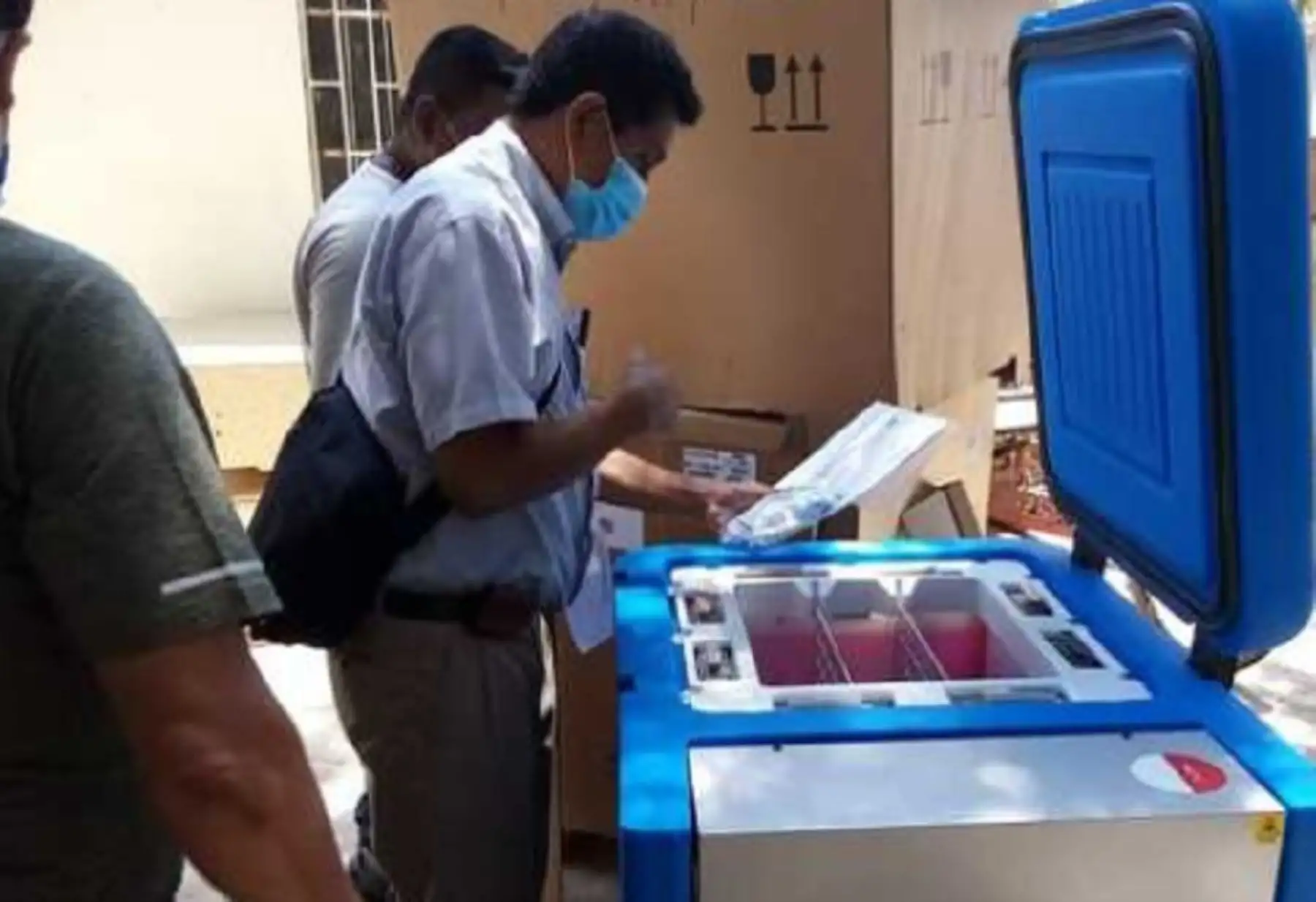 La Dirección Regional de Salud (Diresa) de Piura inició la distribución de diez congeladoras solares enviadas por el Ministerio de Salud para asegurar la cadena de frío de las vacunas contra el covid-19. Foto: Minsa