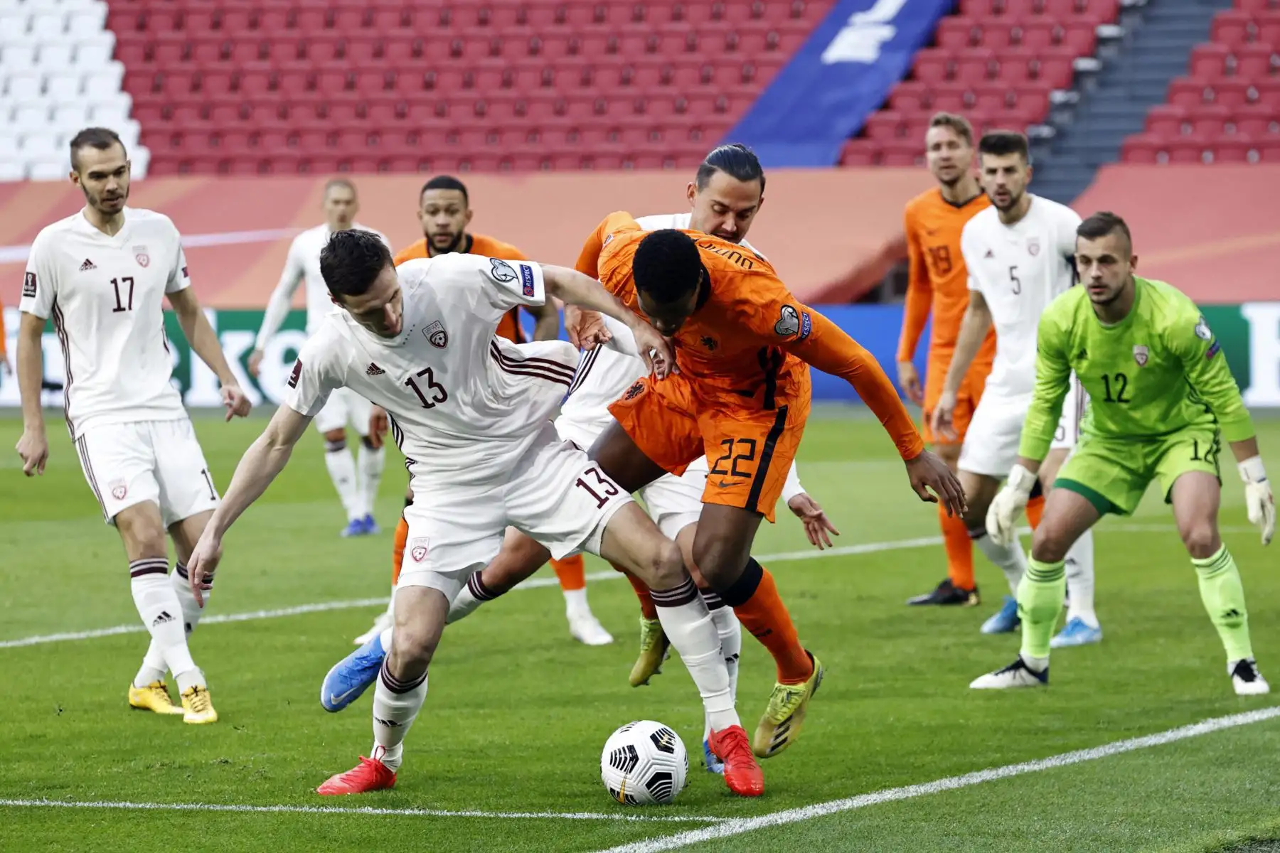 El defensor de Letonia Raivis Jurkovskis lucha por el balón contra el defensor holandés Denzel Dumfries durante el partido del Grupo G de clasificación para la Copa del Mundo entre Holanda y Letonia en el Johan Cruijff Arena en Ámsterdam.
Foto: AFP