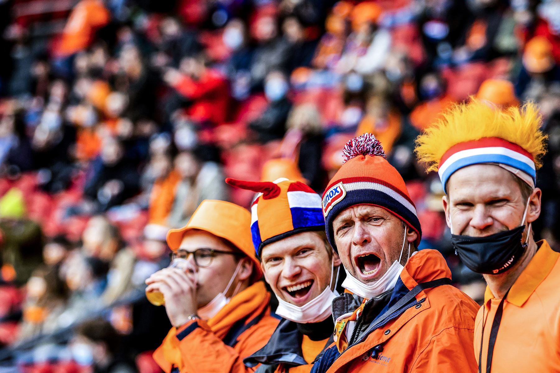 Los fanáticos holandeses, que fueron evaluados para Covid-19 más temprano en el día y dieron negativo, se reúnen en una sección del estadio durante el partido del Grupo G de clasificación para la Copa del Mundo entre Holanda y Letonia en el Johan Cruijff Arena.
Foto: AFP