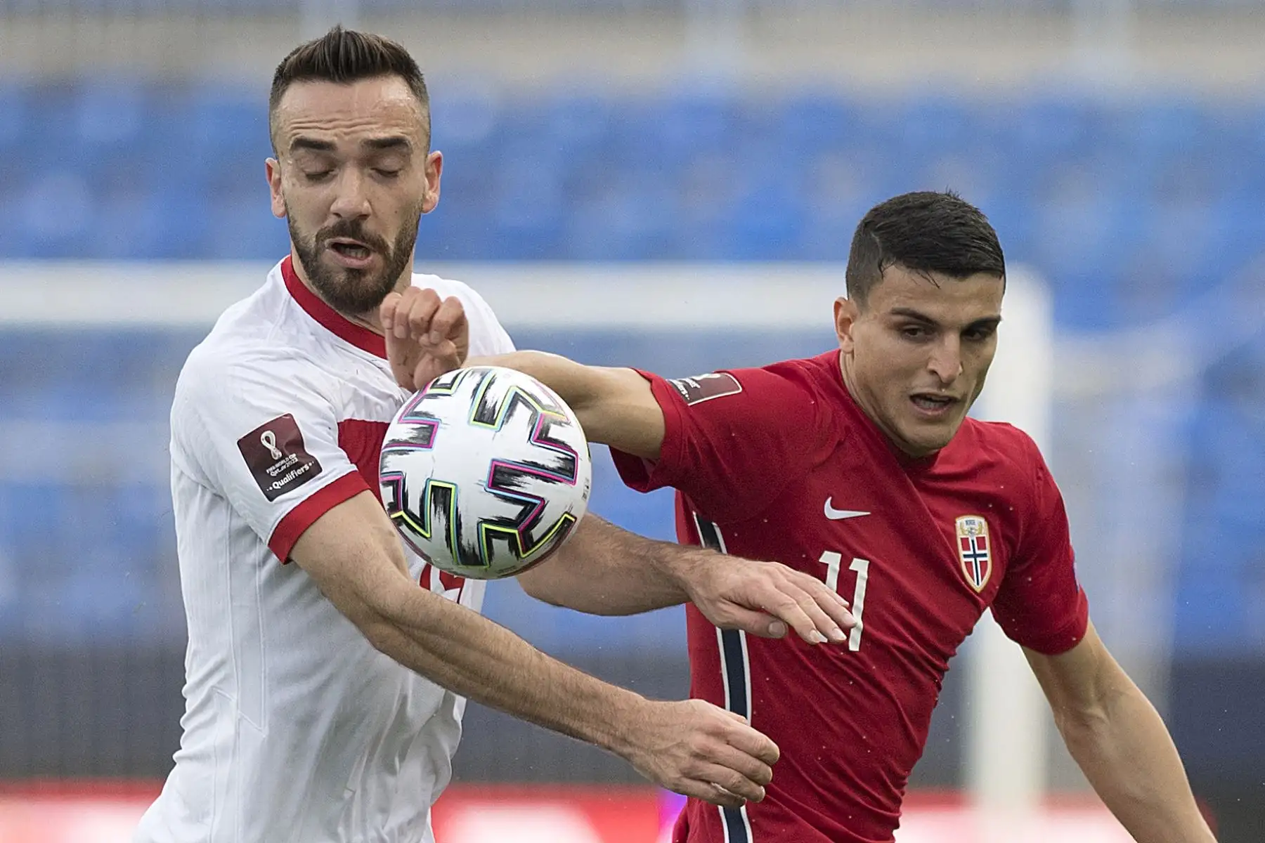 El delantero turco Kenan Karaman. Desafía al mediocampista noruego Mohamed Elyounoussi durante el partido de clasificación para la Copa Mundial de la FIFA Qatar 2022 entre Noruega y Turquía en el estadio La Rosaleda de Málaga.
Foto: AFP