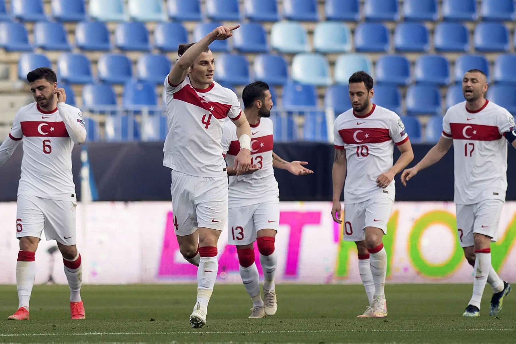 El defensa turco Caglar Soyuncu celebra con sus compañeros tras marcar un gol durante el partido de clasificación para la Copa Mundial de la FIFA Qatar 2022 entre Noruega y Turquía en el estadio La Rosaleda de Málaga.
Foto: AFP