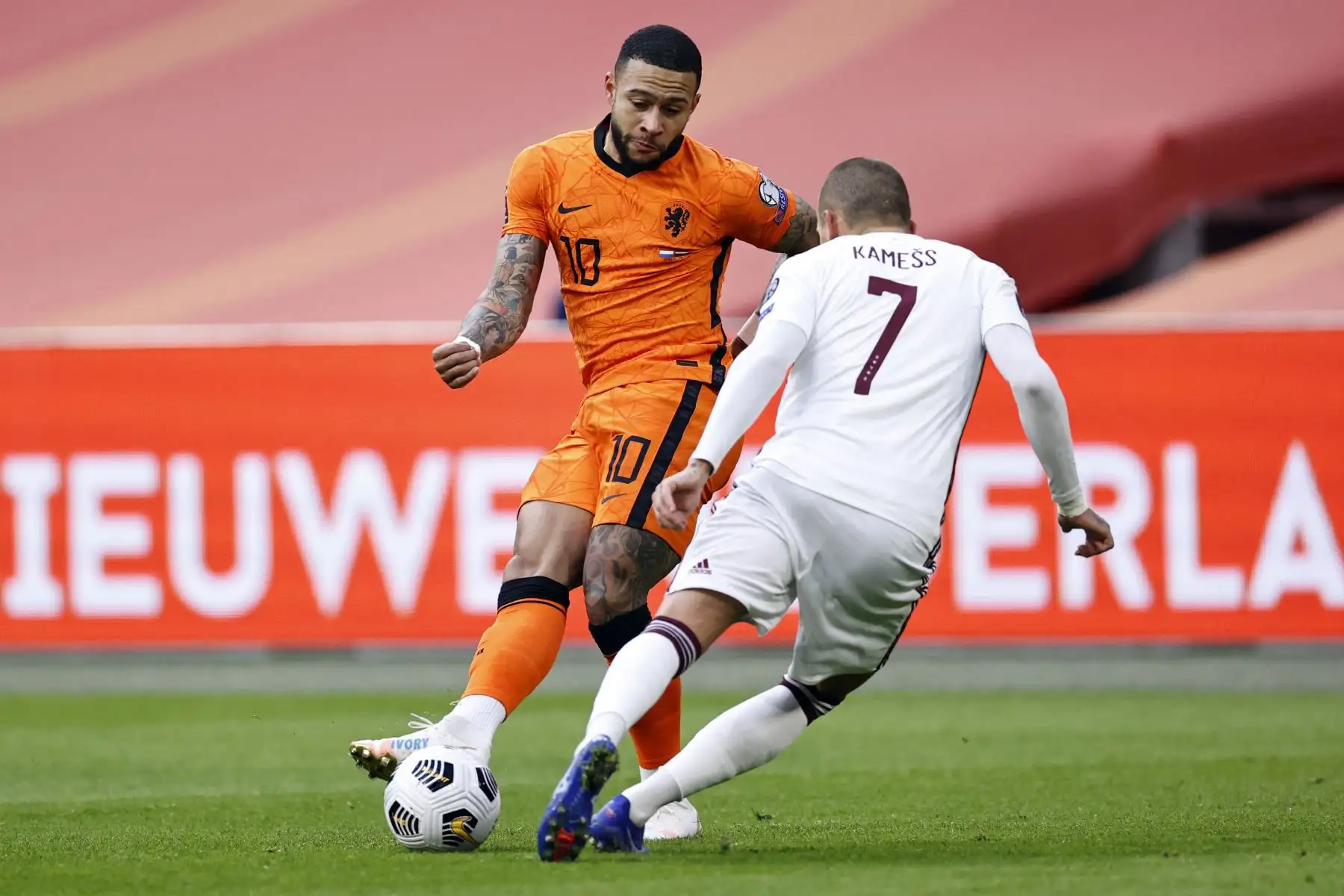 Memphis Depay de Holanda lucha por el balón con Vladimirs Kamess de Letonia durante el partido de clasificación Grupo G para la Copa Mundial de la FIFA Qatar 2022 entre Holanda y Letonia en el Johan-Cruijff Arena.
Foto: AFP
