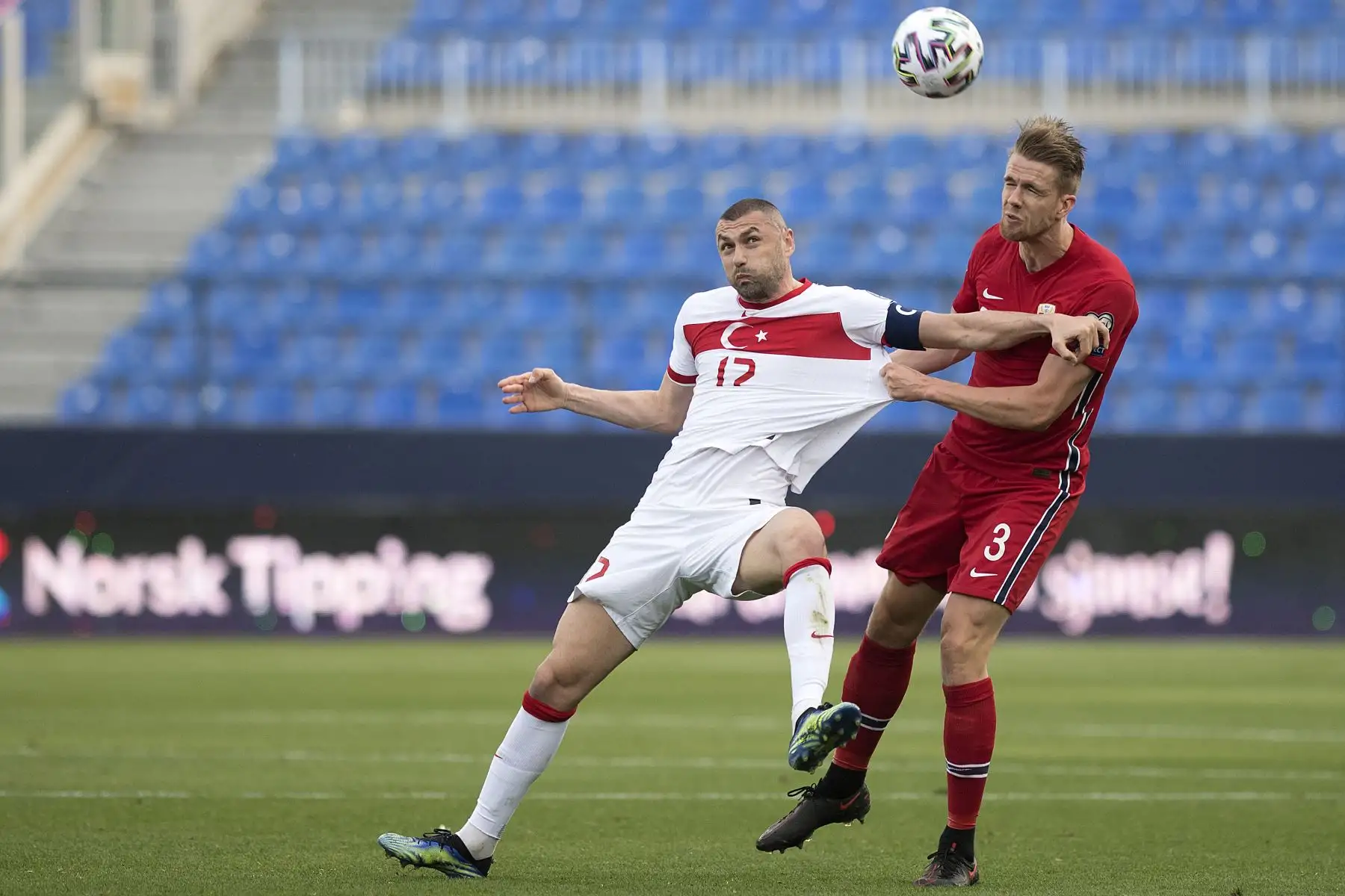 El delantero de Turquía Burak Yilmaz cabecea el balón con el defensor de Noruega Kristoffer Ajer durante el partido de clasificación para la Copa Mundial de la FIFA Qatar 2022 entre Noruega y Turquía en el estadio La Rosaleda de Málaga.
Foto: AFP
