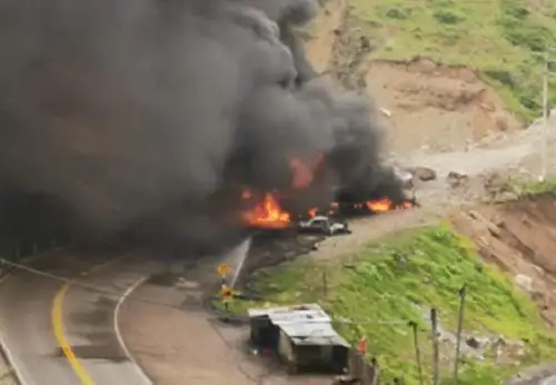 Un incendio de grandes proporciones protagonizado por un convoy de camiones cisterna de combustible obligó al cierre de la carretera Central, a la altura del kilómetro 84+900, cerca de la localidad de Ocatara, perteneciente al distrito de San Mateo, en la provincia de Huarochirí. Foto: Red de Salud de Huarochirí.