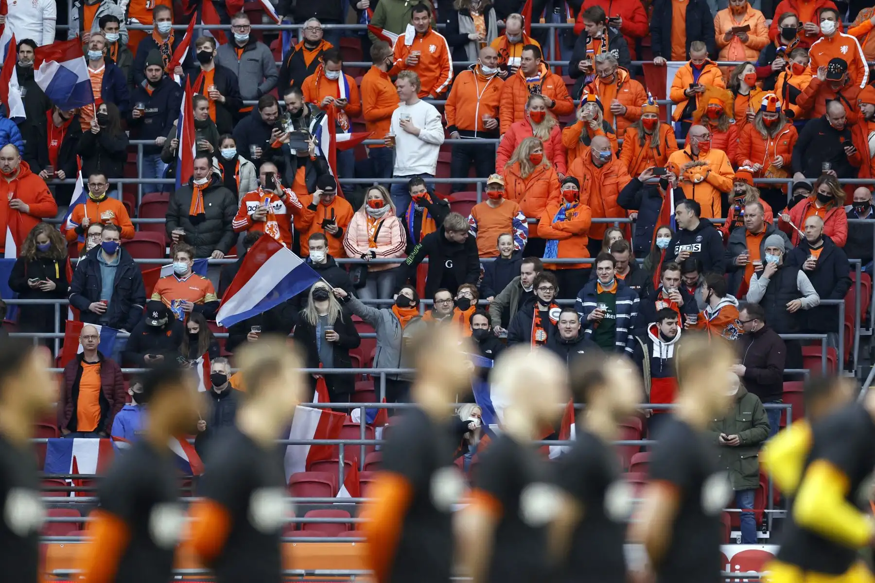 Los fanáticos holandeses, que fueron evaluados para Covid-19 más temprano en el día y dieron negativo, se reúnen en una sección del estadio durante el partido del Grupo G de clasificación para la Copa del Mundo entre Holanda y Letonia en el Johan Cruijff Arena.
Foto: AFP