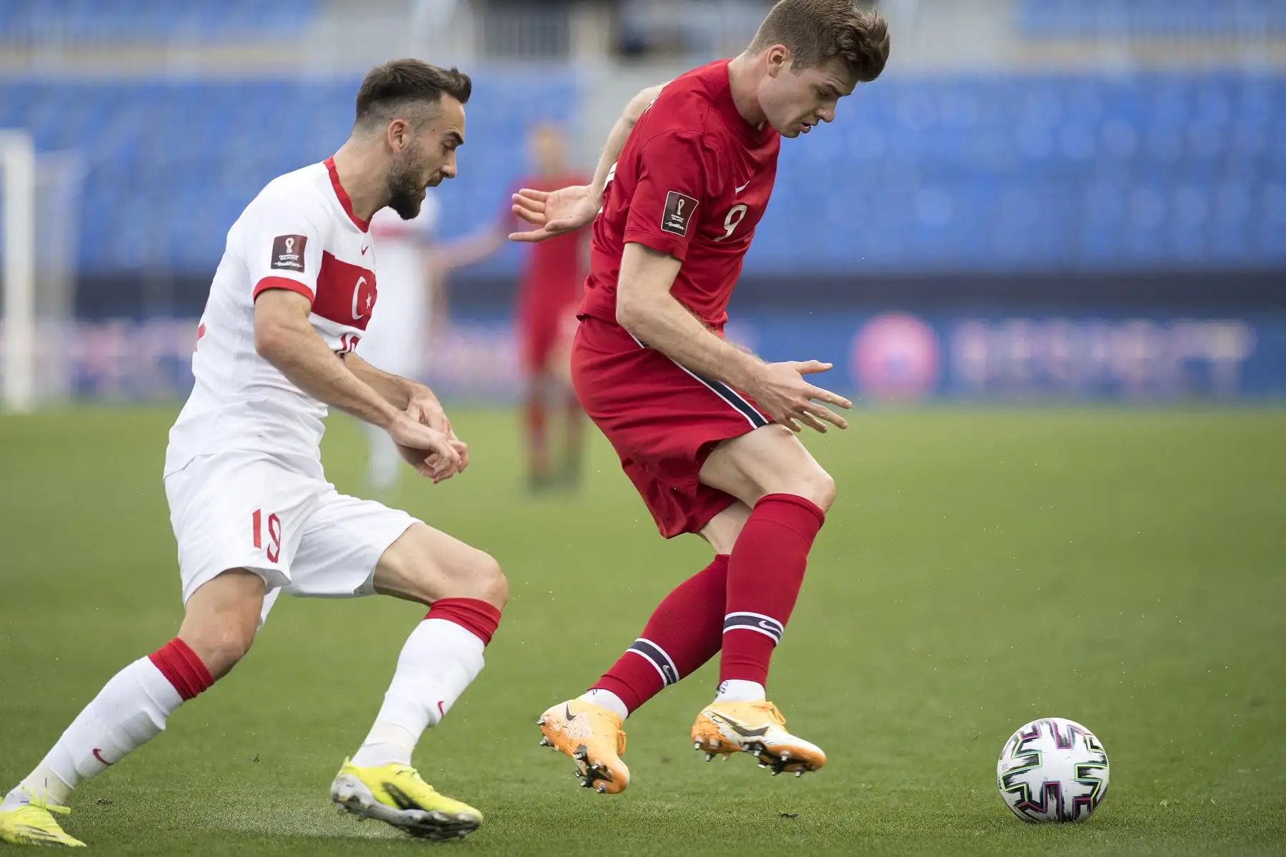 El delantero turco Kenan Karaman desafía al delantero noruego Alexander Sorloth durante el partido de clasificación para la Copa Mundial de la FIFA Qatar 2022 entre Noruega y Turquía en el estadio La Rosaleda de Málaga.
Foto: AFP