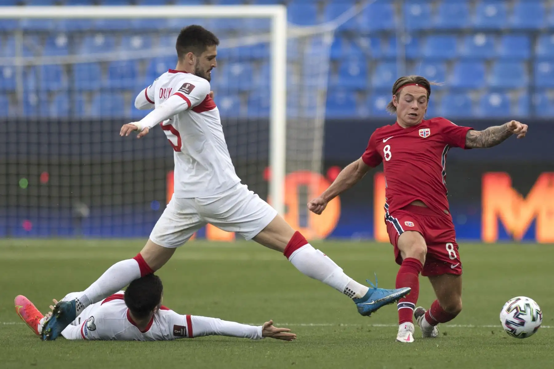 El centrocampista turco Okay Yokuslu  Desafía al mediocampista noruego Patrick Berg durante el partido de clasificación para la Copa Mundial de la FIFA Qatar 2022 entre Noruega y Turquía en el estadio La Rosaleda de Málaga.
Foto:AFP