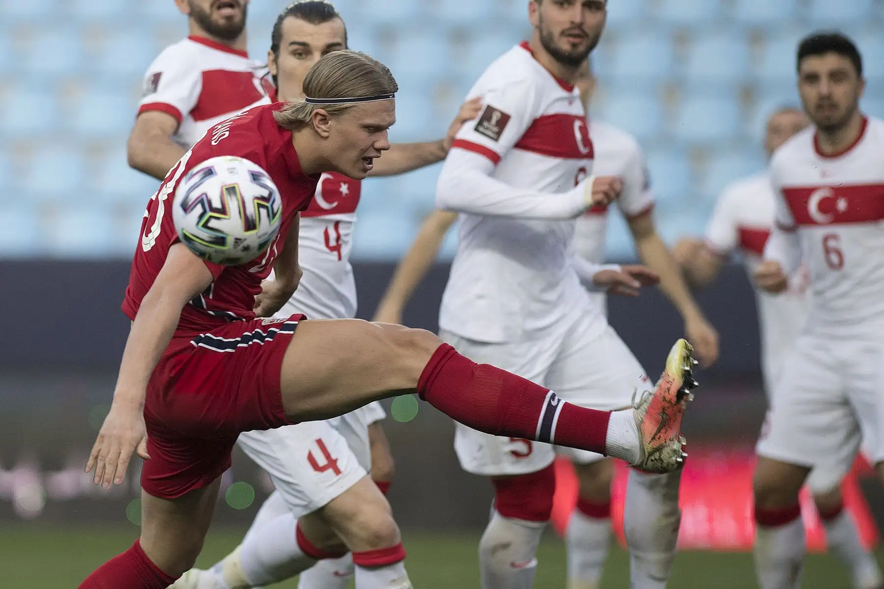 El defensor turco Caglar Soyuncu desafía al delantero noruego Erling Braut Haaland durante el partido de fútbol de clasificación para la Copa Mundial de la FIFA Qatar 2022 entre Noruega y Turquía en el estadio La Rosaleda de Málaga.
Foto: AFP