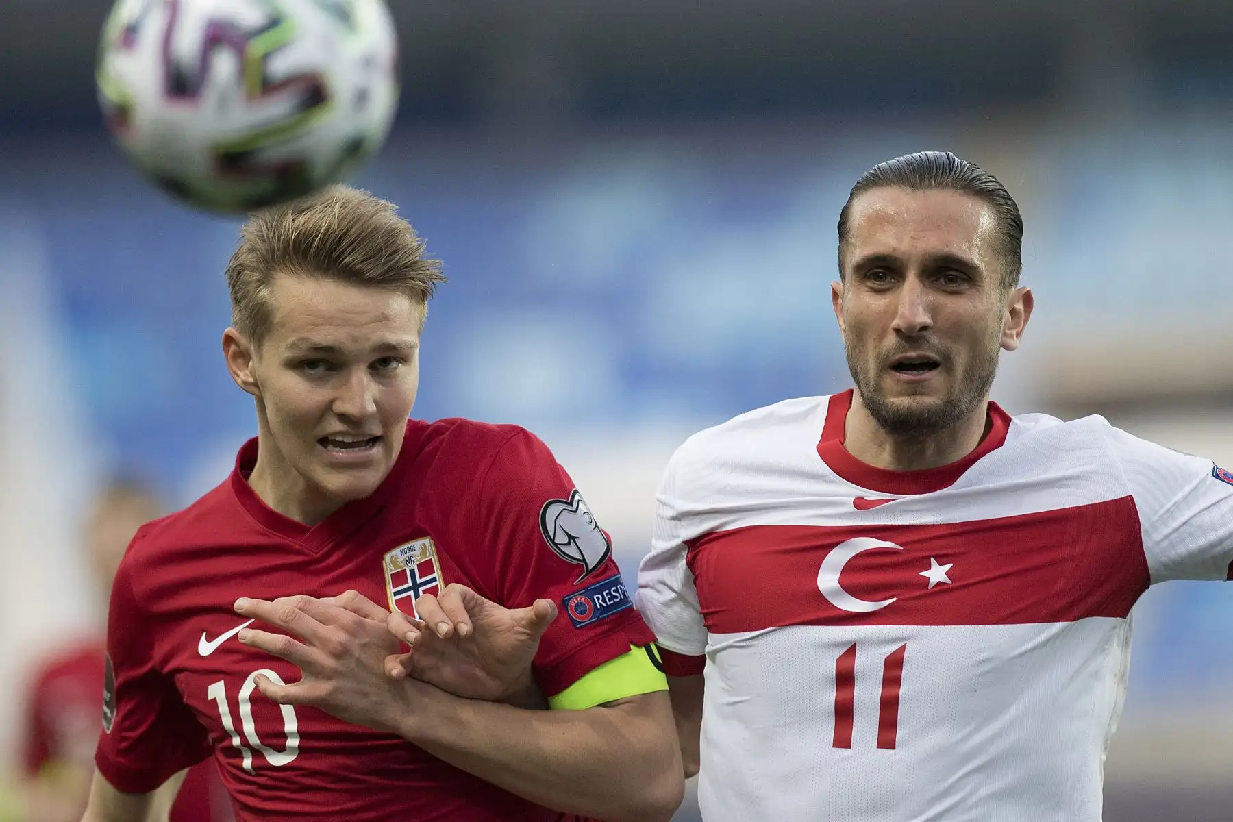El mediocampista noruego Martin Odegaard Desafía al delantero turco Yusuf Yazici durante el partido de clasificación para la Copa Mundial de la FIFA Qatar 2022 entre Noruega y Turquía en el estadio La Rosaleda de Málaga.
Foto:AFP