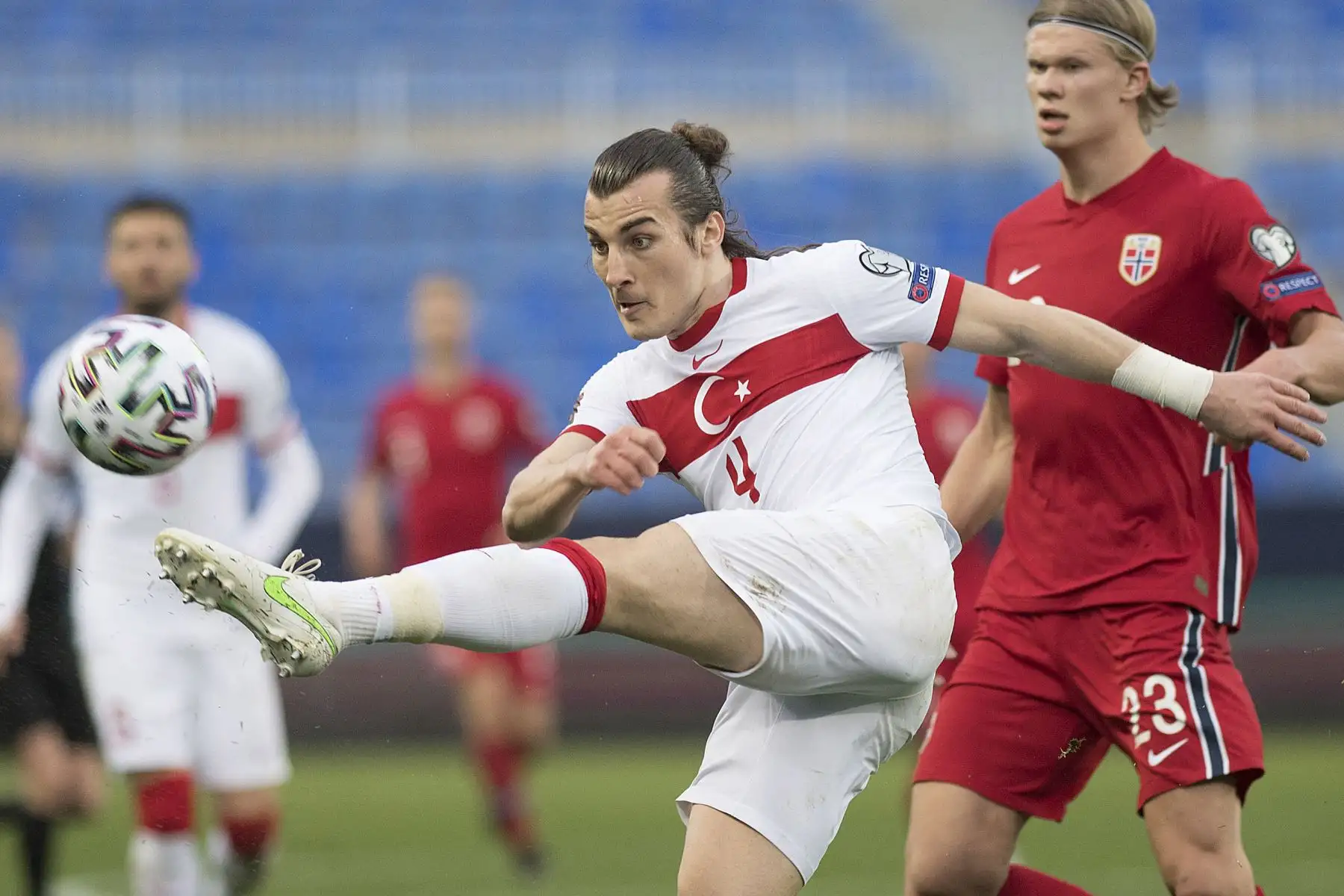 El defensa turco Caglar Soyuncu desafía al delantero noruego Erling Braut Haaland durante el partido de clasificación para la Copa Mundial de la FIFA Qatar 2022 entre Noruega y Turquía en el estadio La Rosaleda de Málaga.
Foto:AFP