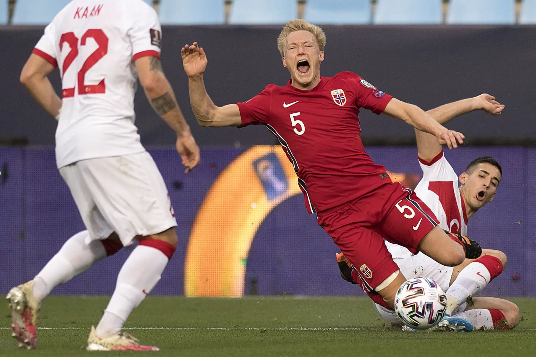 El defensor de Noruega Birger Meling recibe una falta del defensor de Turquía Mert Muldur durante el partido de clasificación para la Copa Mundial de la FIFA Qatar 2022 entre Noruega y Turquía en el estadio La Rosaleda de Málaga.
Foto:AFP
