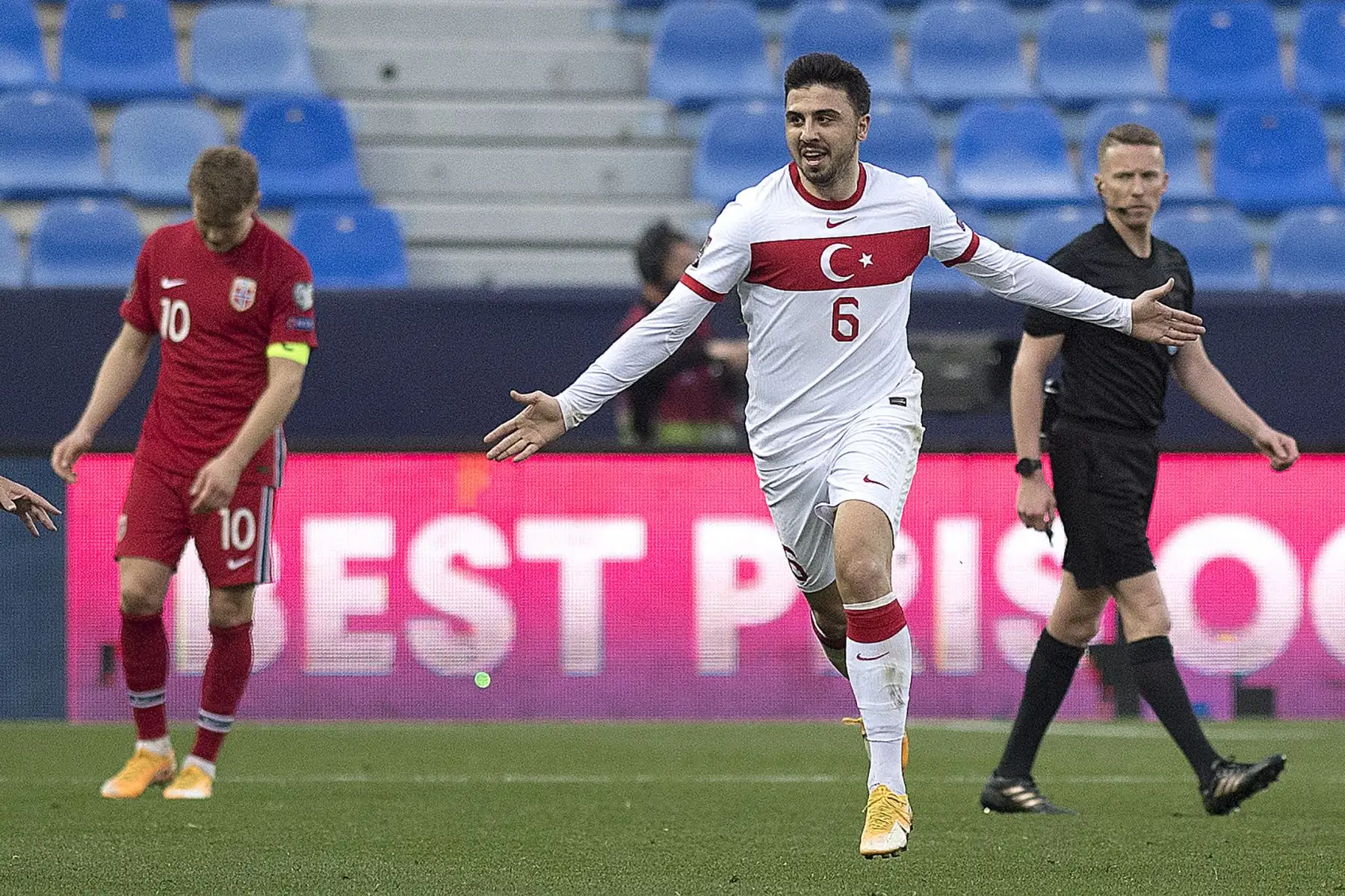 El centrocampista turco Ozan Tufan celebra tras marcar un gol durante el partido de clasificación para la Copa Mundial de la FIFA Qatar 2022 entre Noruega y Turquía en el estadio La Rosaleda de Málaga.
Foto: AFP