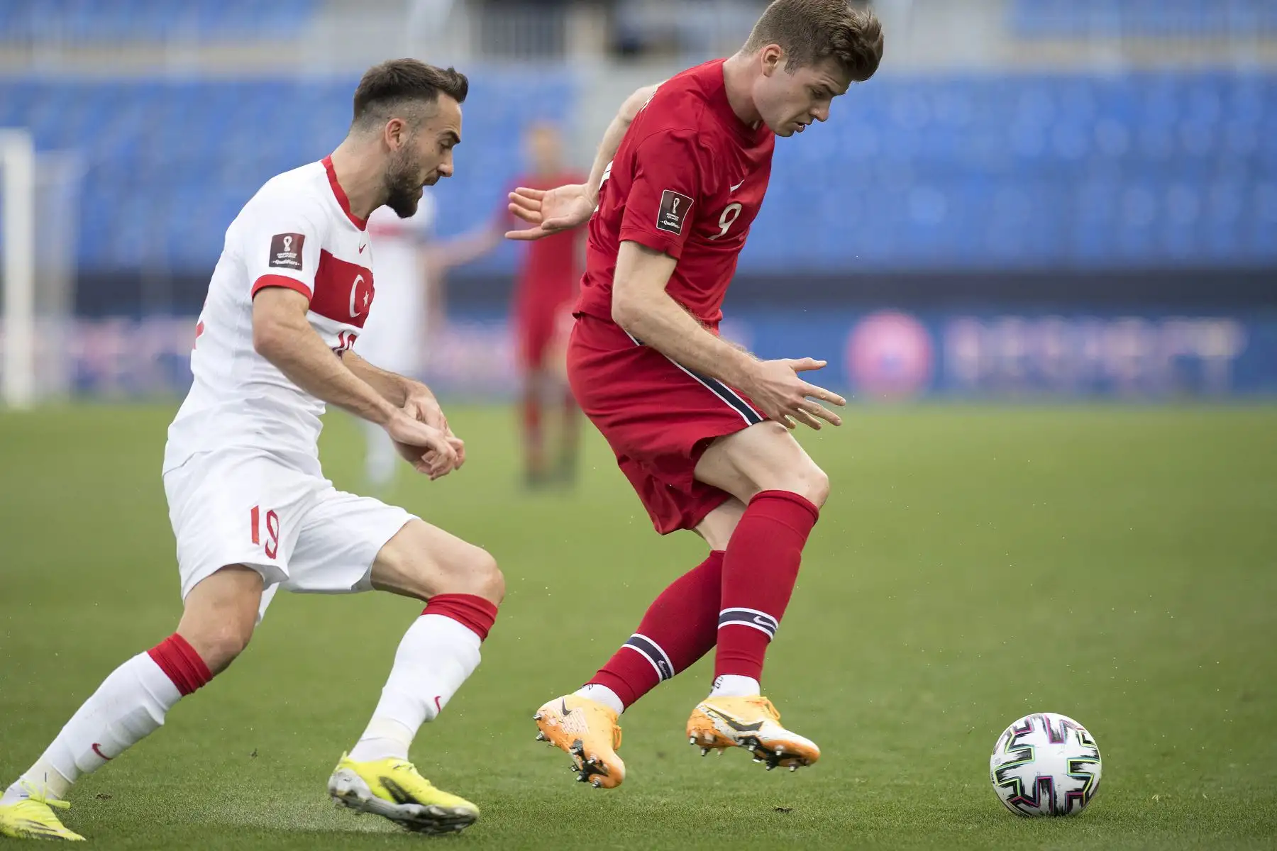 El delantero turco Kenan Karaman desafía al delantero noruego Alexander Sorloth durante el partido de clasificación para la Copa Mundial de la FIFA Qatar 2022 entre Noruega y Turquía en el estadio La Rosaleda de Málaga.
Foto:AFP