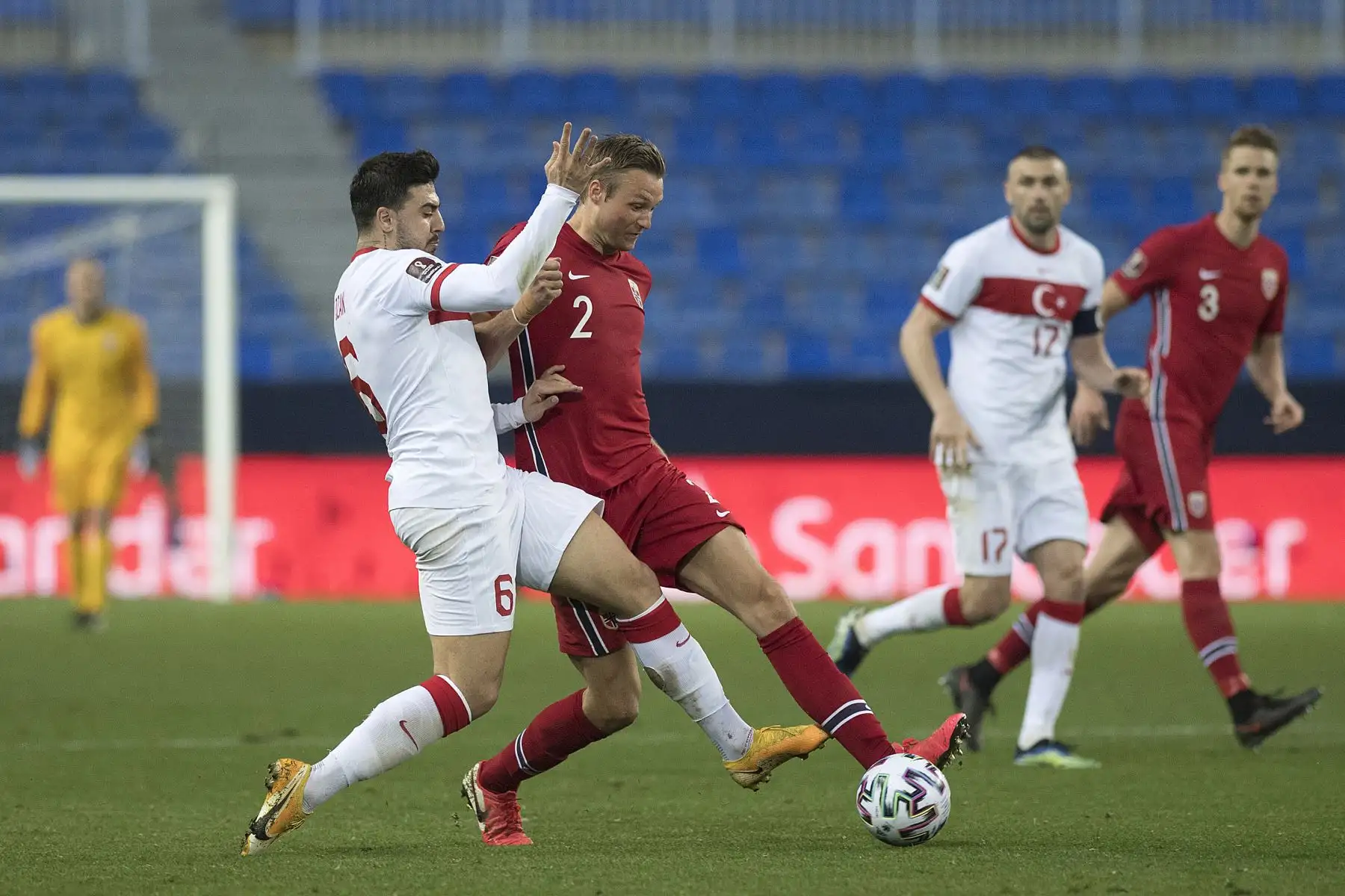 El centrocampista turco Ozan Tufan Desafía al defensor noruego Stian Rode Gregersen durante el partido de clasificación para la Copa Mundial de la FIFA Qatar 2022 entre Noruega y Turquía en el estadio La Rosaleda de Málaga.
Foto: AFP