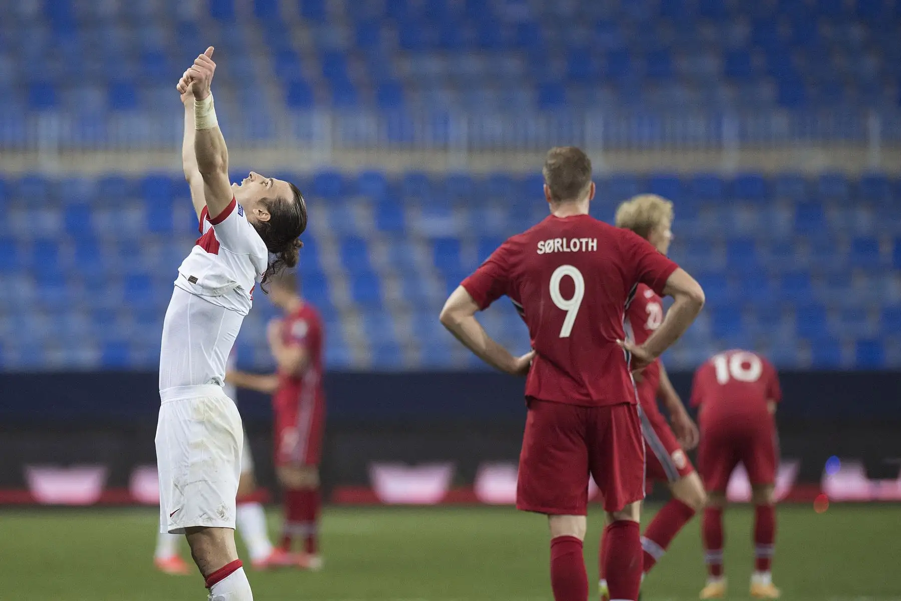 El defensa turco Caglar Soyuncu Celebra al final del partido de clasificación para la Copa Mundial de la FIFA Qatar 2022 entre Noruega y Turquía en el estadio La Rosaleda de Málaga.
Foto:AFP