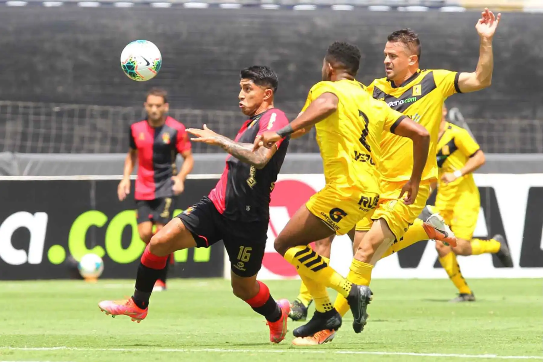 Luis Iberico, de Melgar conduce el balón ante de la marca de Jorge Toledo de Cantolao por la tercera fecha de la Liga 1, en el estadio Alejandro Villanueva.
 Foto: Liga 1